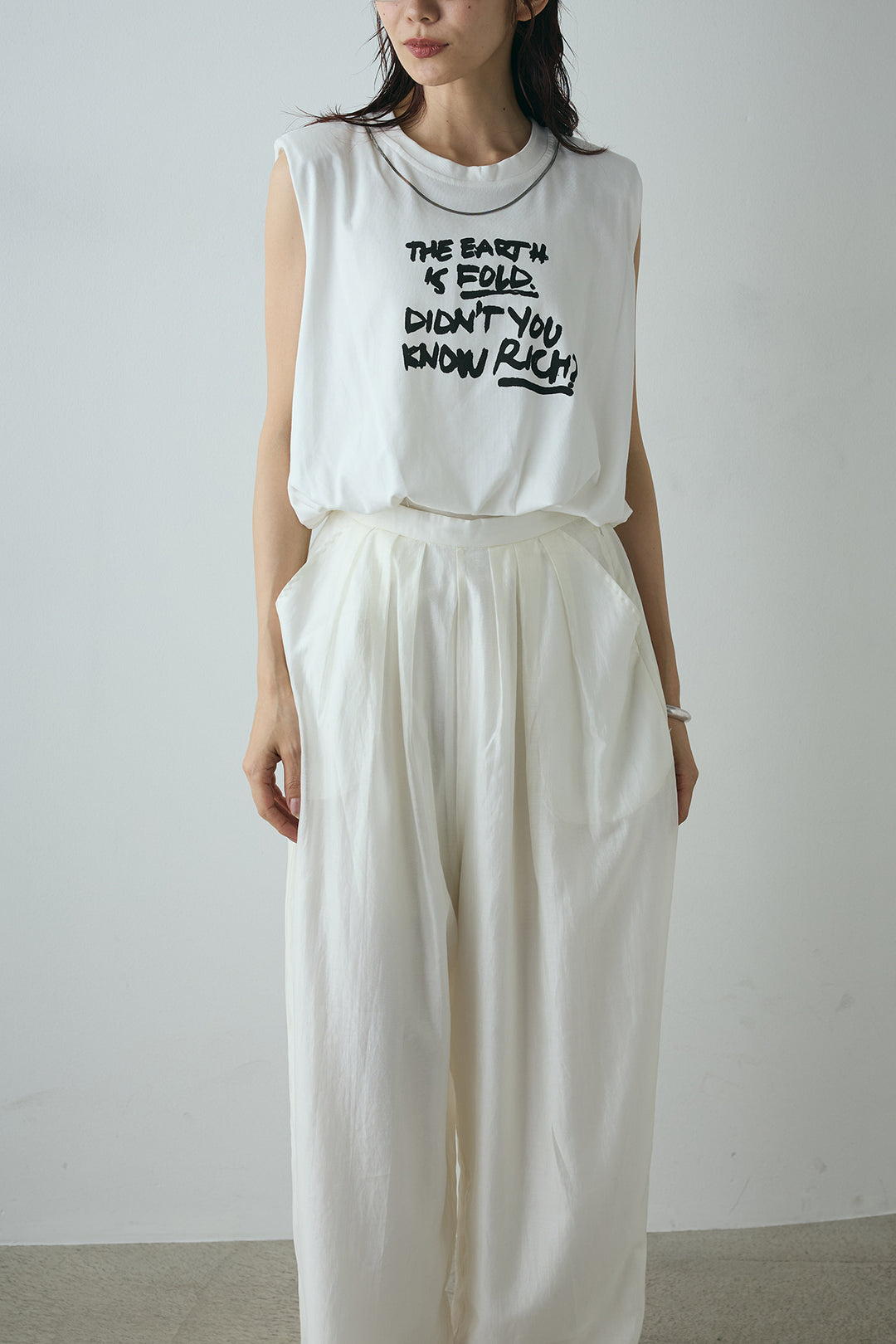 シルバーネックレス付きロゴTシャツ