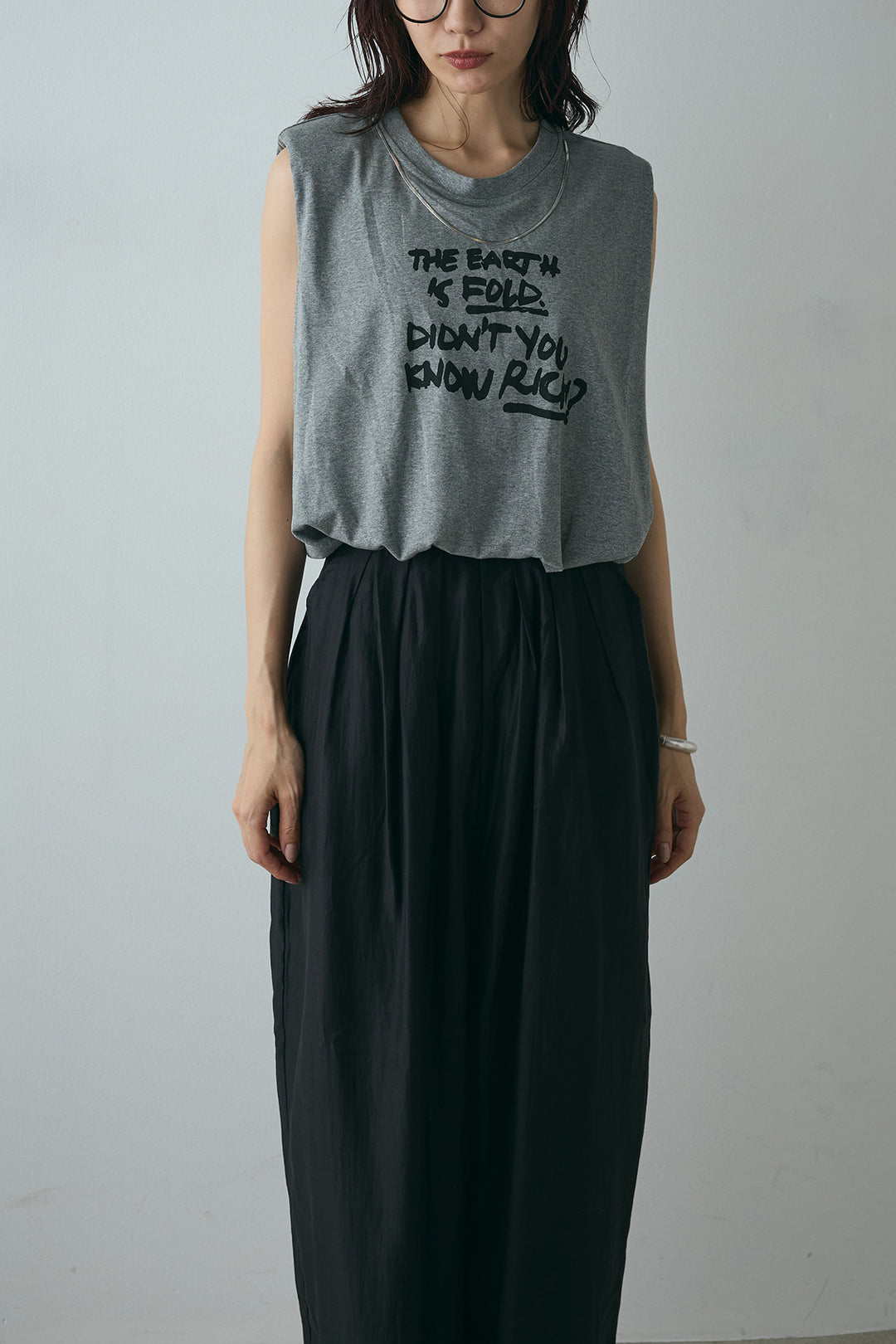 シルバーネックレス付きロゴTシャツ