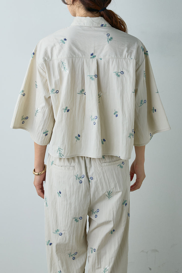 花柄刺繍ハーフスリーブブラウス