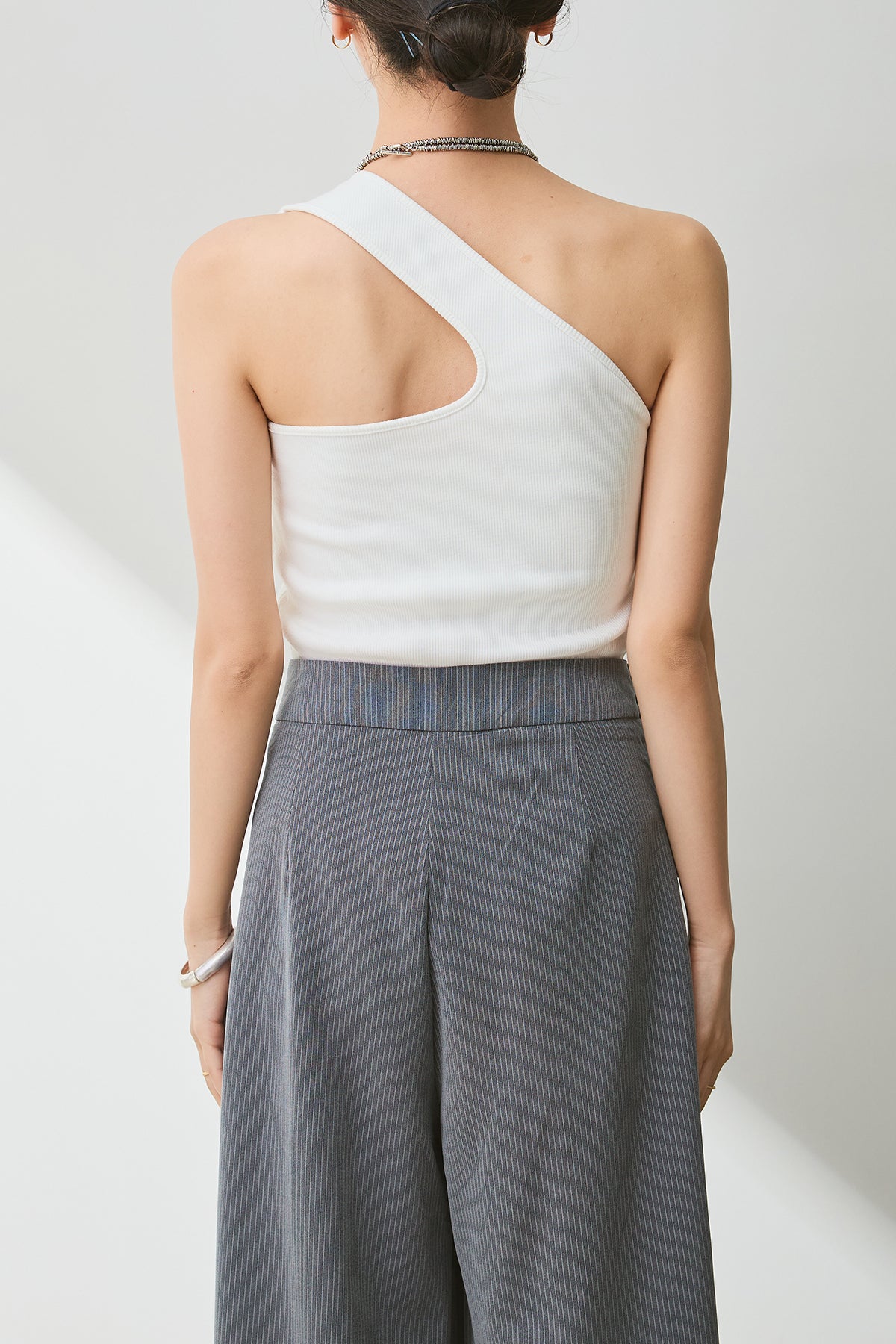 即納】カップ付きバックデザインワンショルダータンクトップ – ESICA