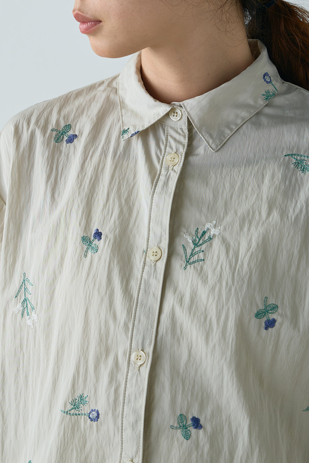 花柄刺繍ハーフスリーブブラウス