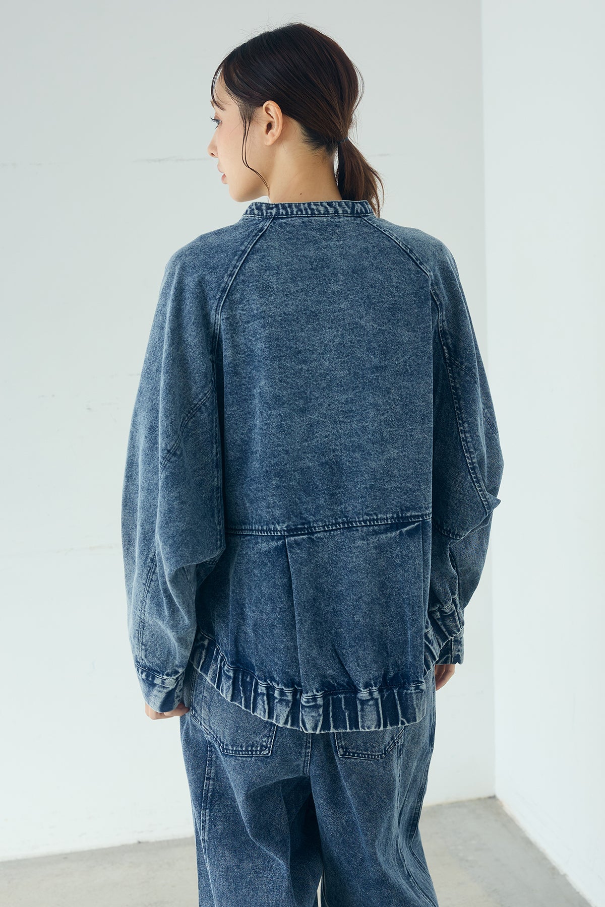 カラーデニムケミカル加工ノーカラーブルゾン – ESICA