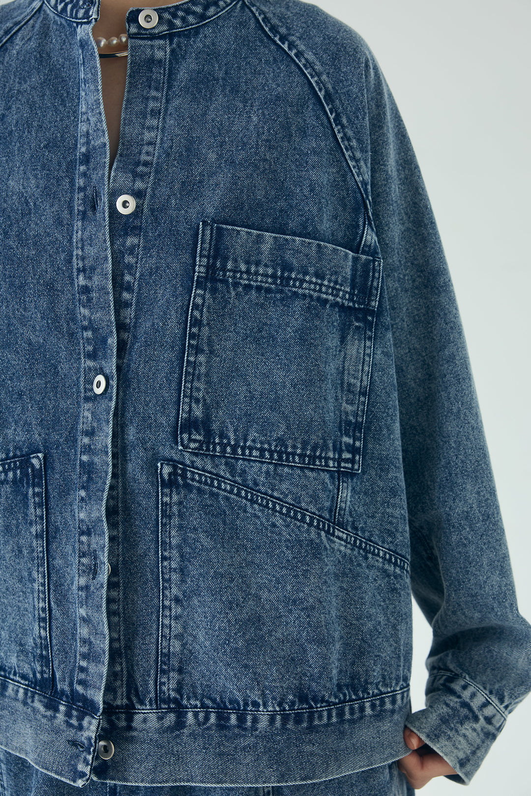 カラーデニムケミカル加工ノーカラーブルゾン