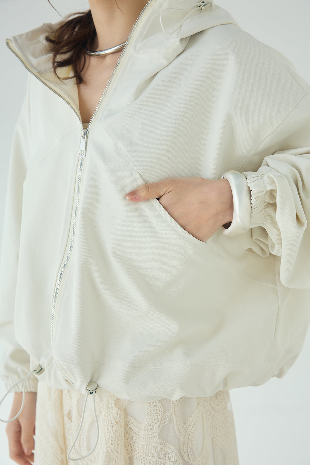 ネック裾絞りブルゾンアウター