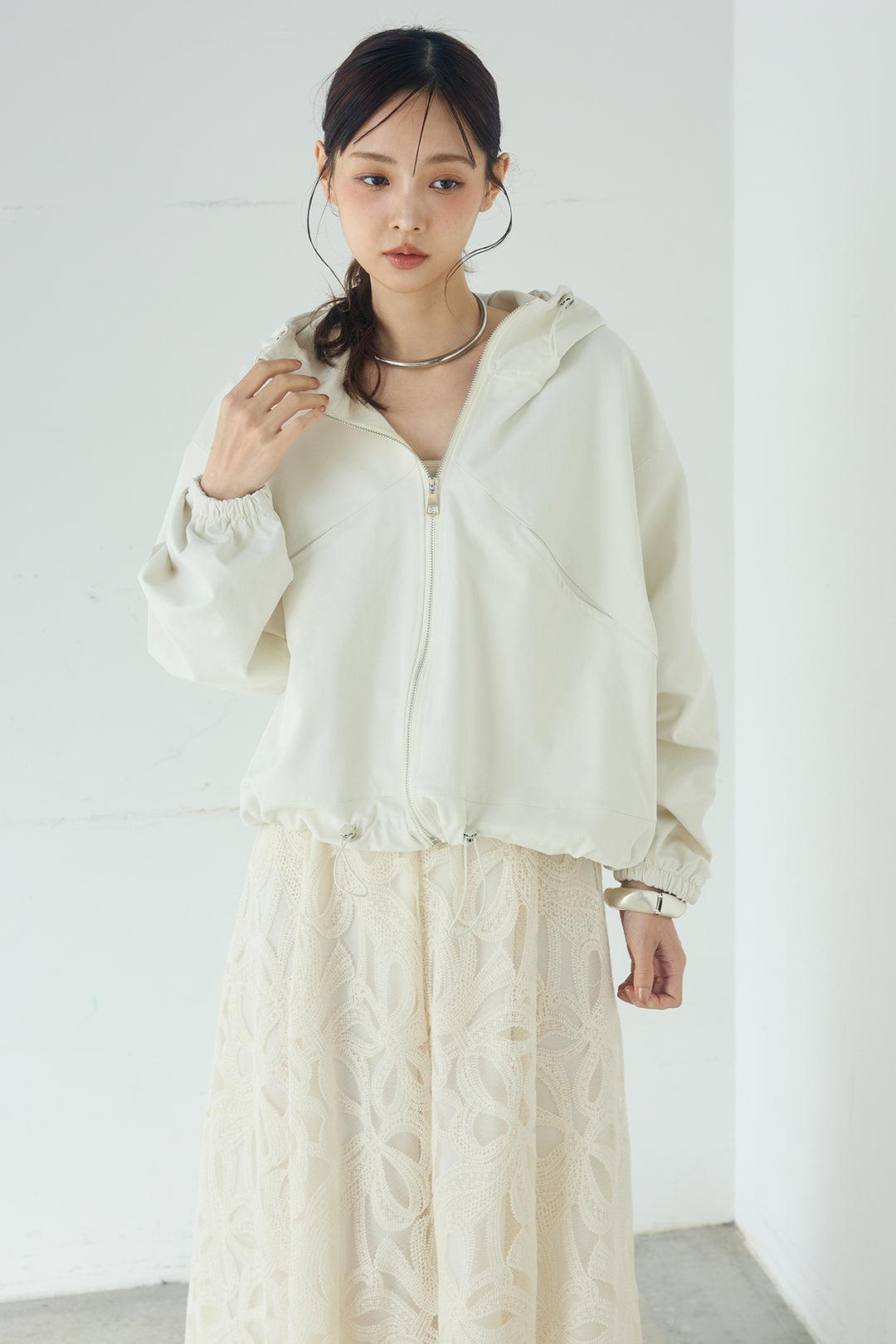 [SET]ネック裾絞りブルゾンアウター+刺繍レースデザインサテンスカート(2set)