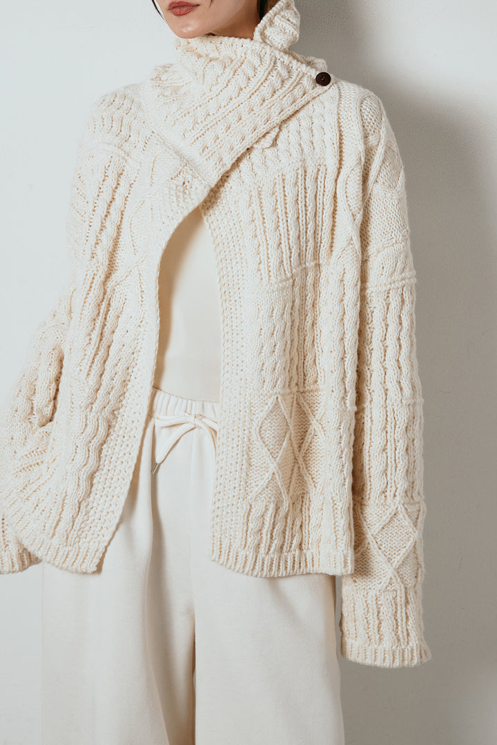 ビッグカラーケーブル編みニットトップス