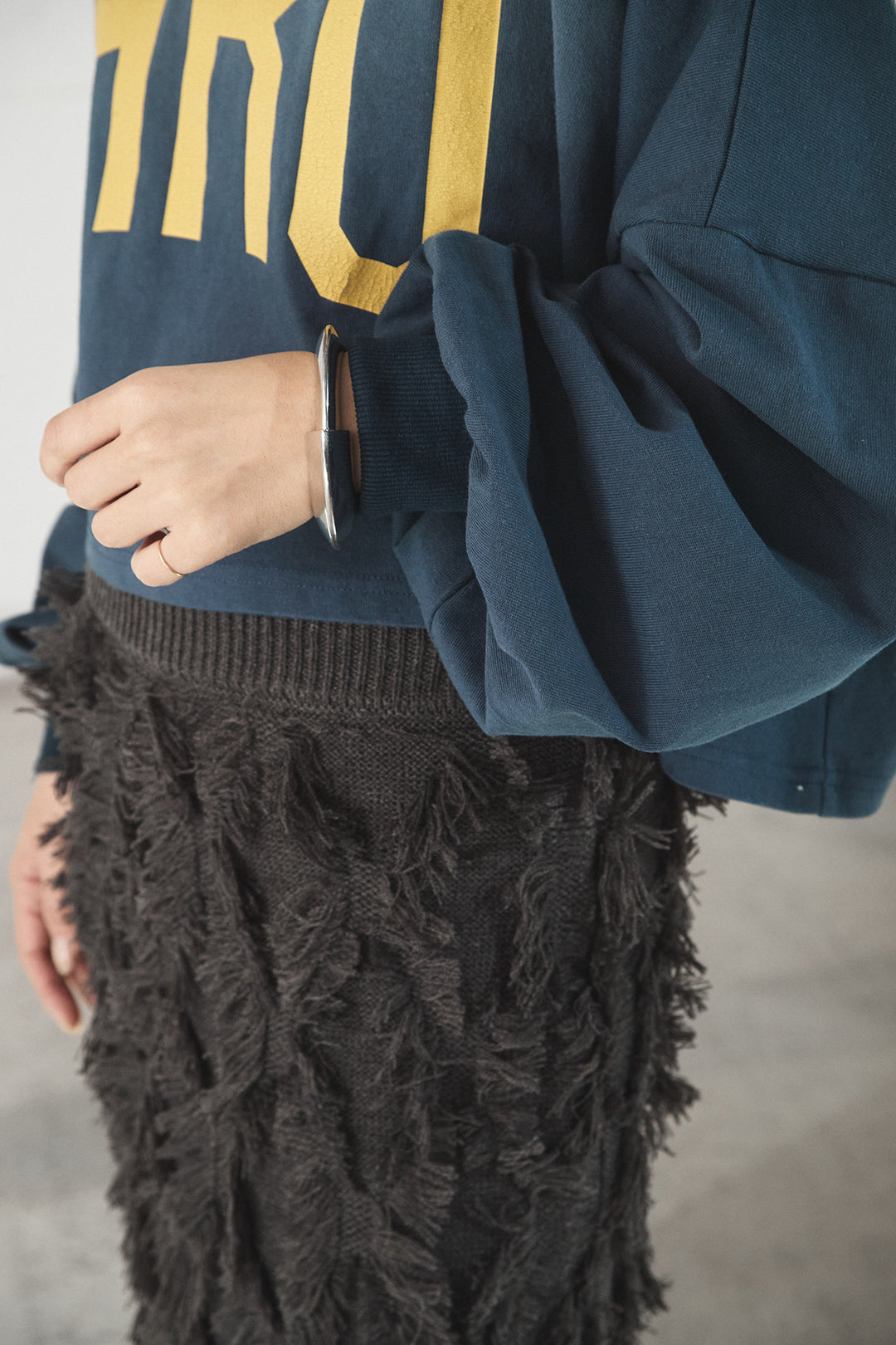 [SET]ビッグロゴHRU袖ボリュームトップス+カットフリンジニットタイトスカート(2set)