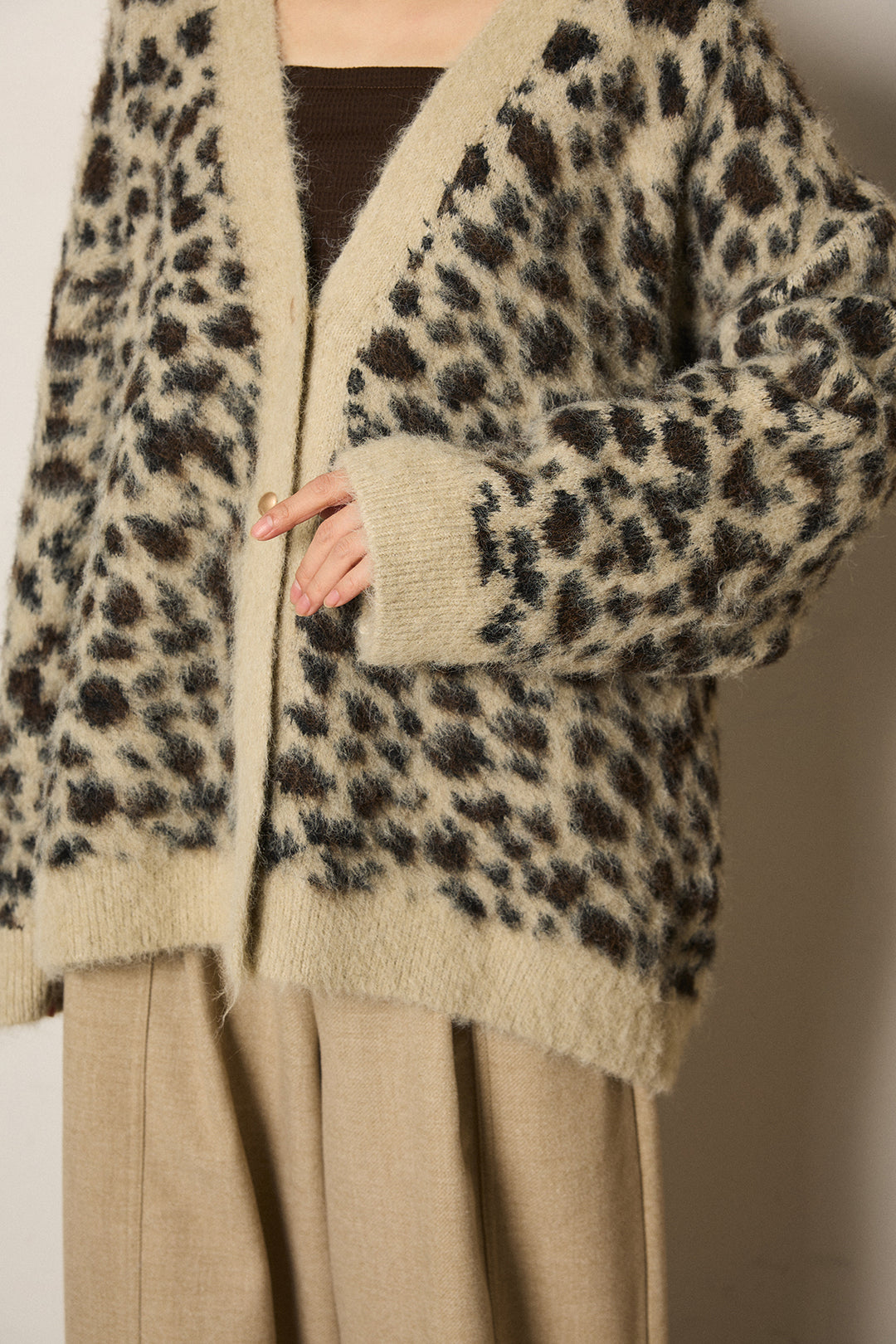 【即納】起毛Vネックレオパード柄ニットカーディガン