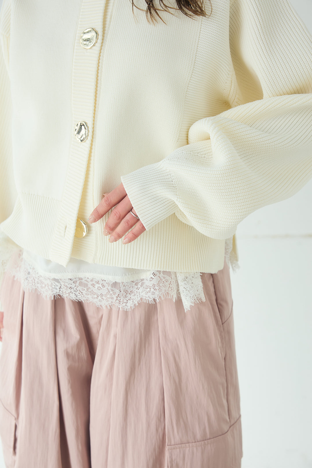 [SET]スポンディッシュBIGボタンクルーネックカーディガン+撥水ジョガーパンツ+ブロード切り替えぺプラムタンク(3set)