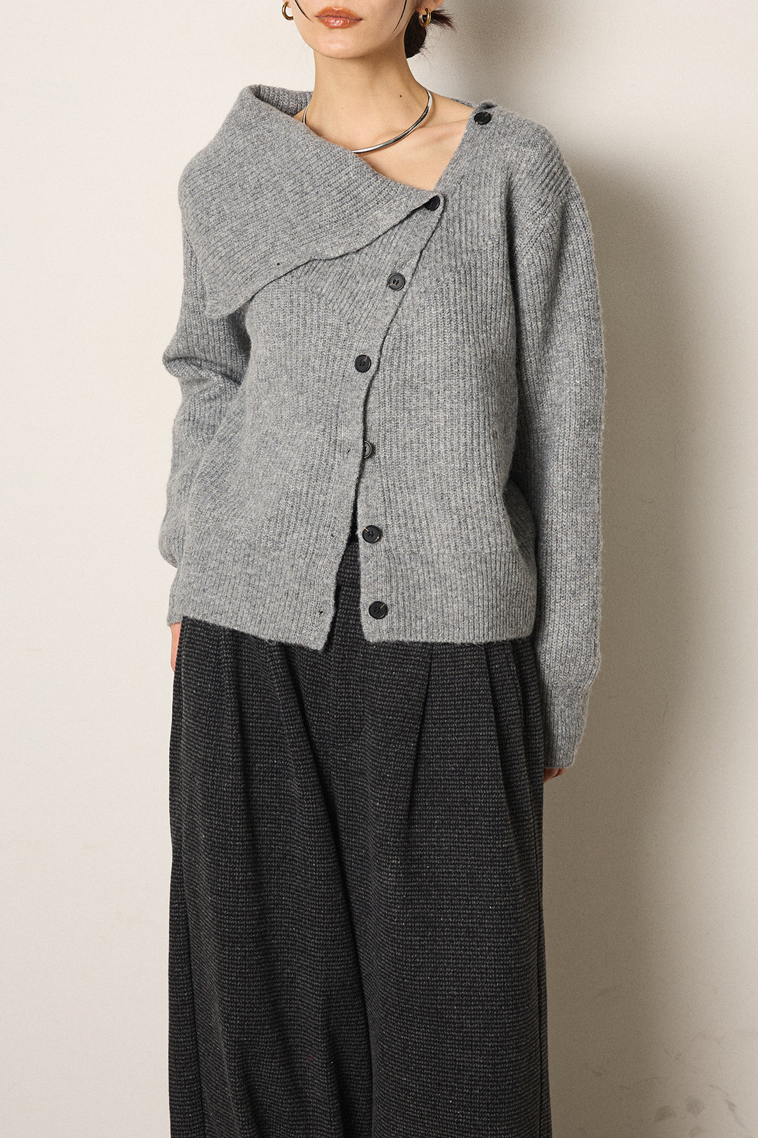 ボタンデザインネックニットプルオーバー