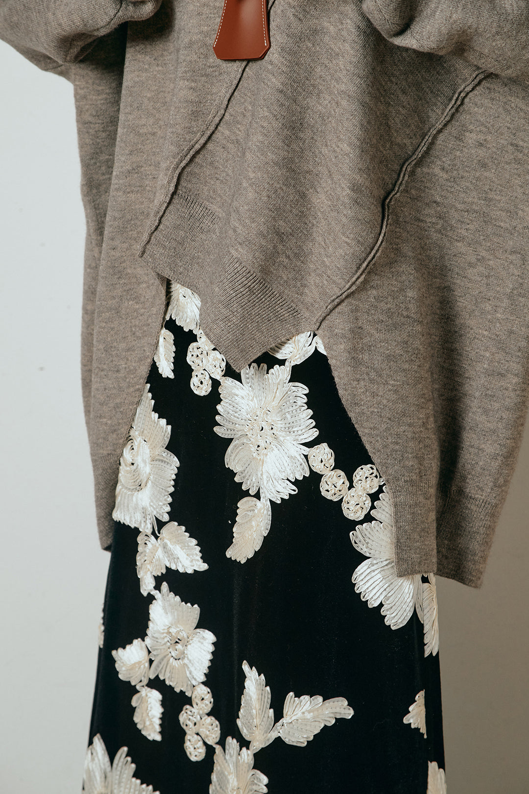 [SET]アシンメトリーデザインニットトップス+フラワー刺繍ワイドスカート(2set)