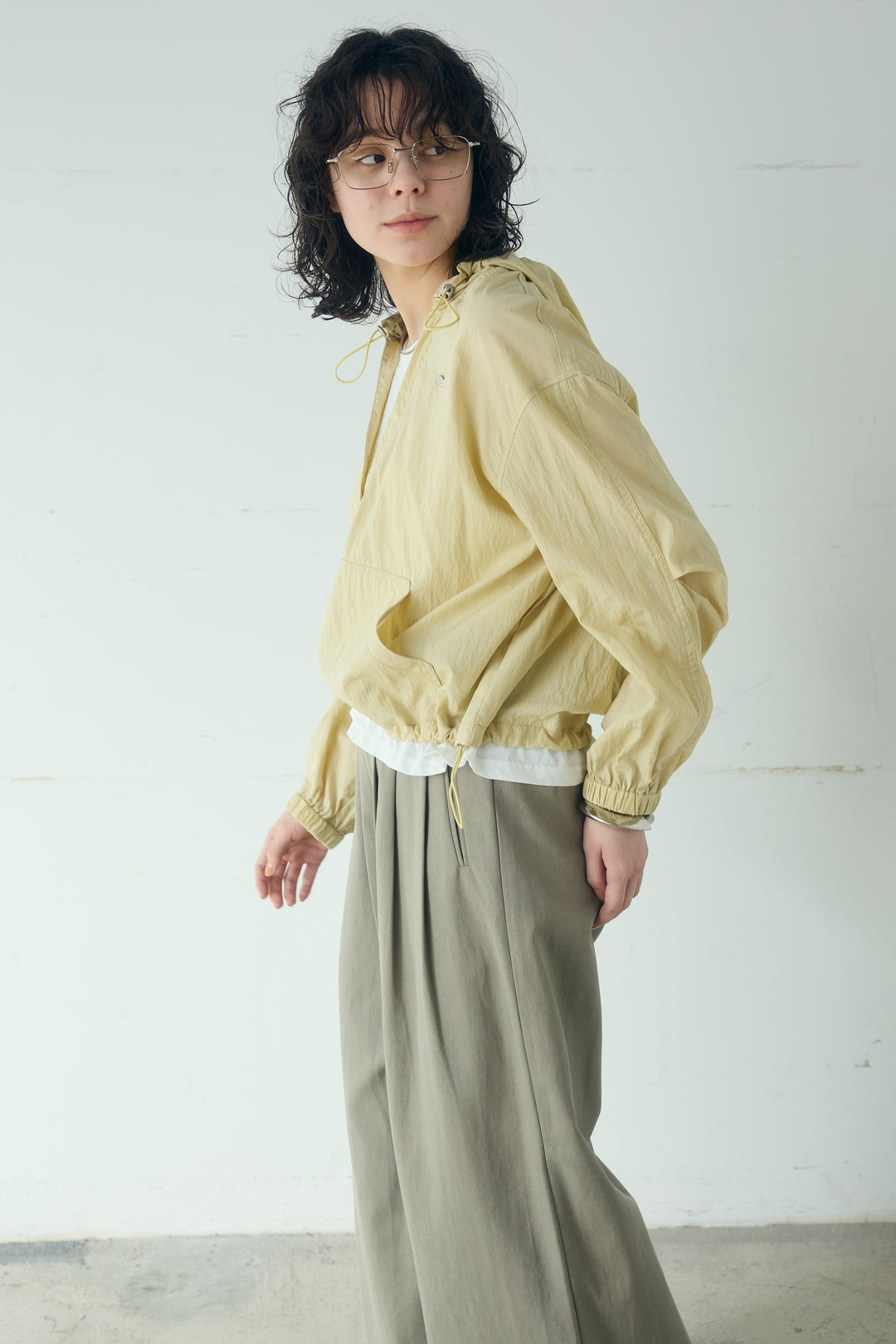[SET]レイヤードデザインフーディートップス+サイド調整ベルトタックパンツ(2set)