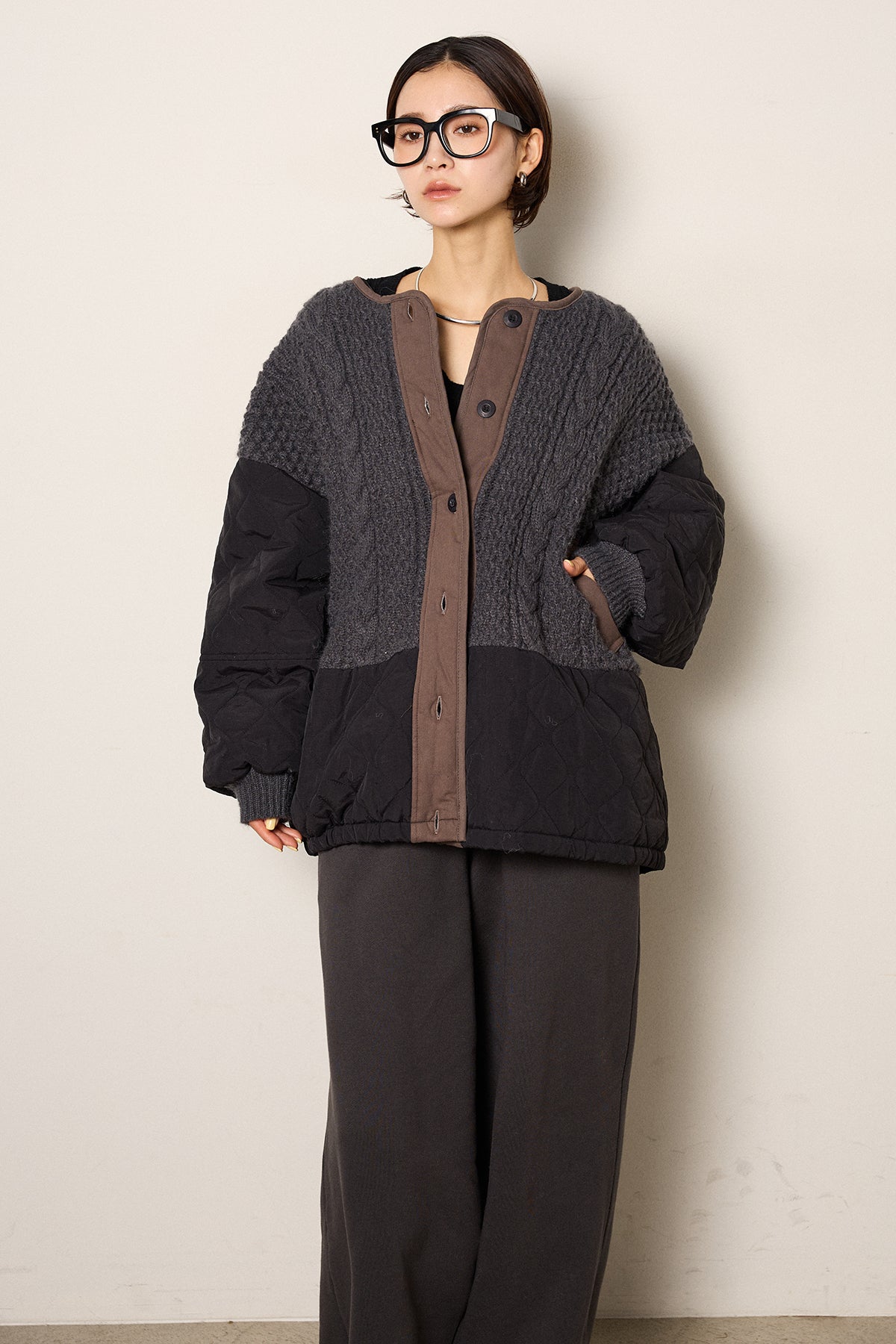 即納】アラン編みニットノーカラー裾キルティングブルゾン – ESICA