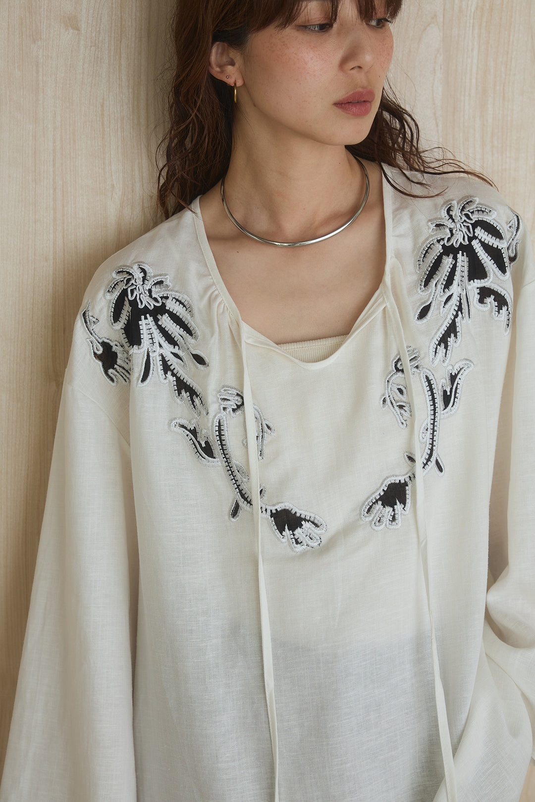 麻混フラワー刺繍柄ブラウス