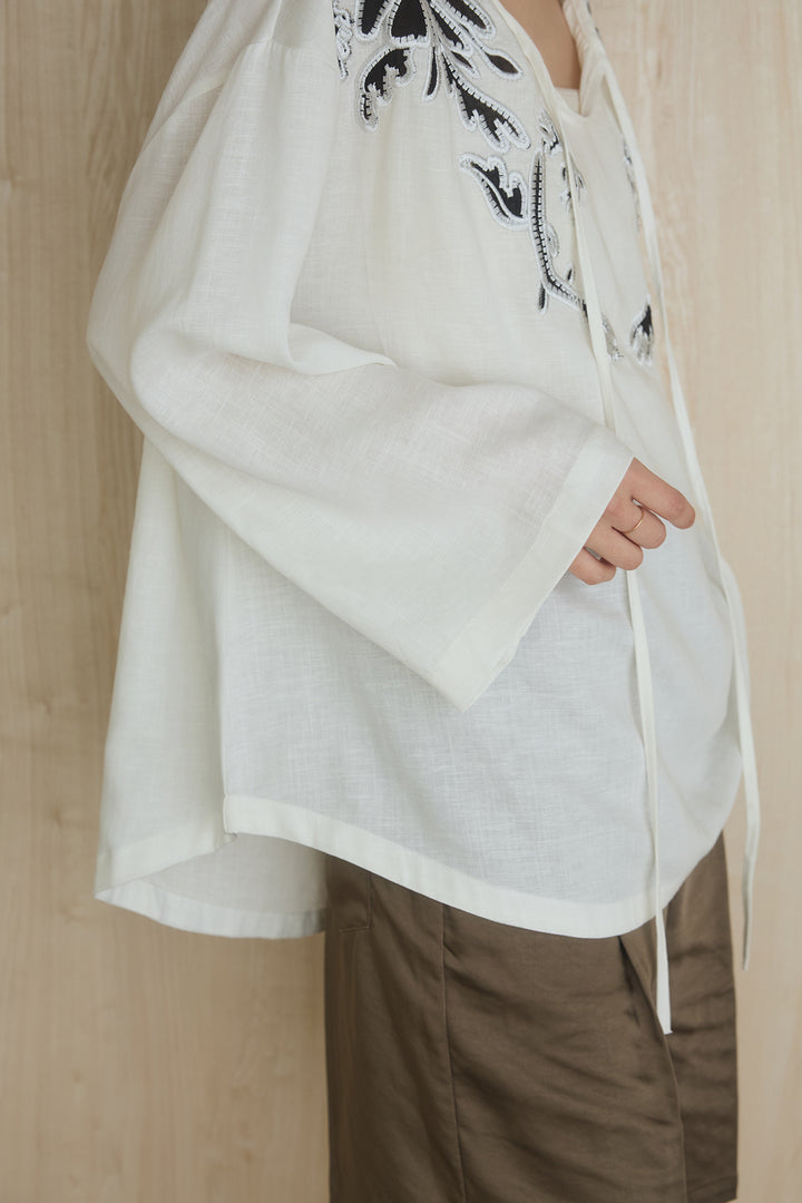 [SET]麻混フラワー刺繍柄ブラウス+ヴィンテージサテンハーフパンツ(2set)