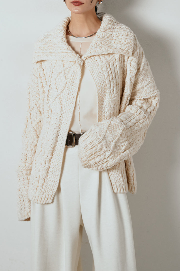 ビッグカラーケーブル編みニットトップス