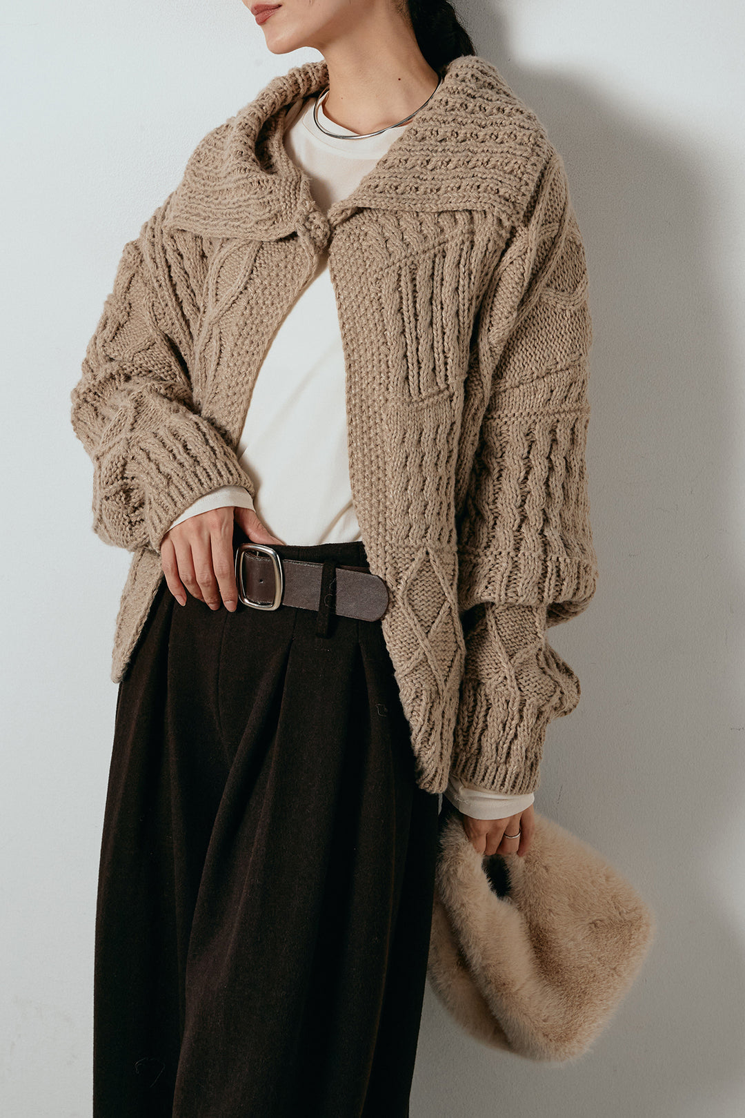 ビッグカラーケーブル編みニットトップス