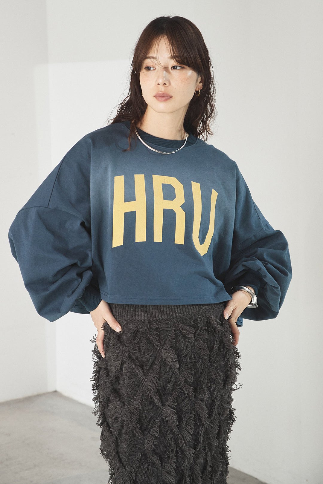 [SET]ビッグロゴHRU袖ボリュームトップス+リブシアークルーネック長袖トップス+ヘリンボーンストライプツータックパンツ(3set)