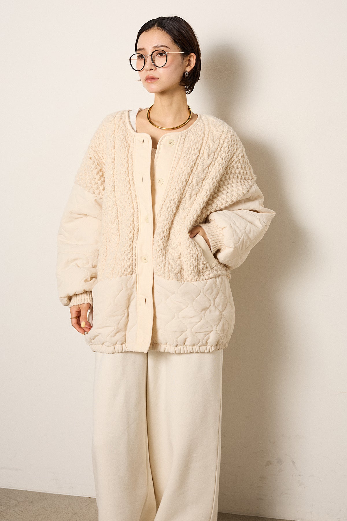 即納】アラン編みニットノーカラー裾キルティングブルゾン – ESICA