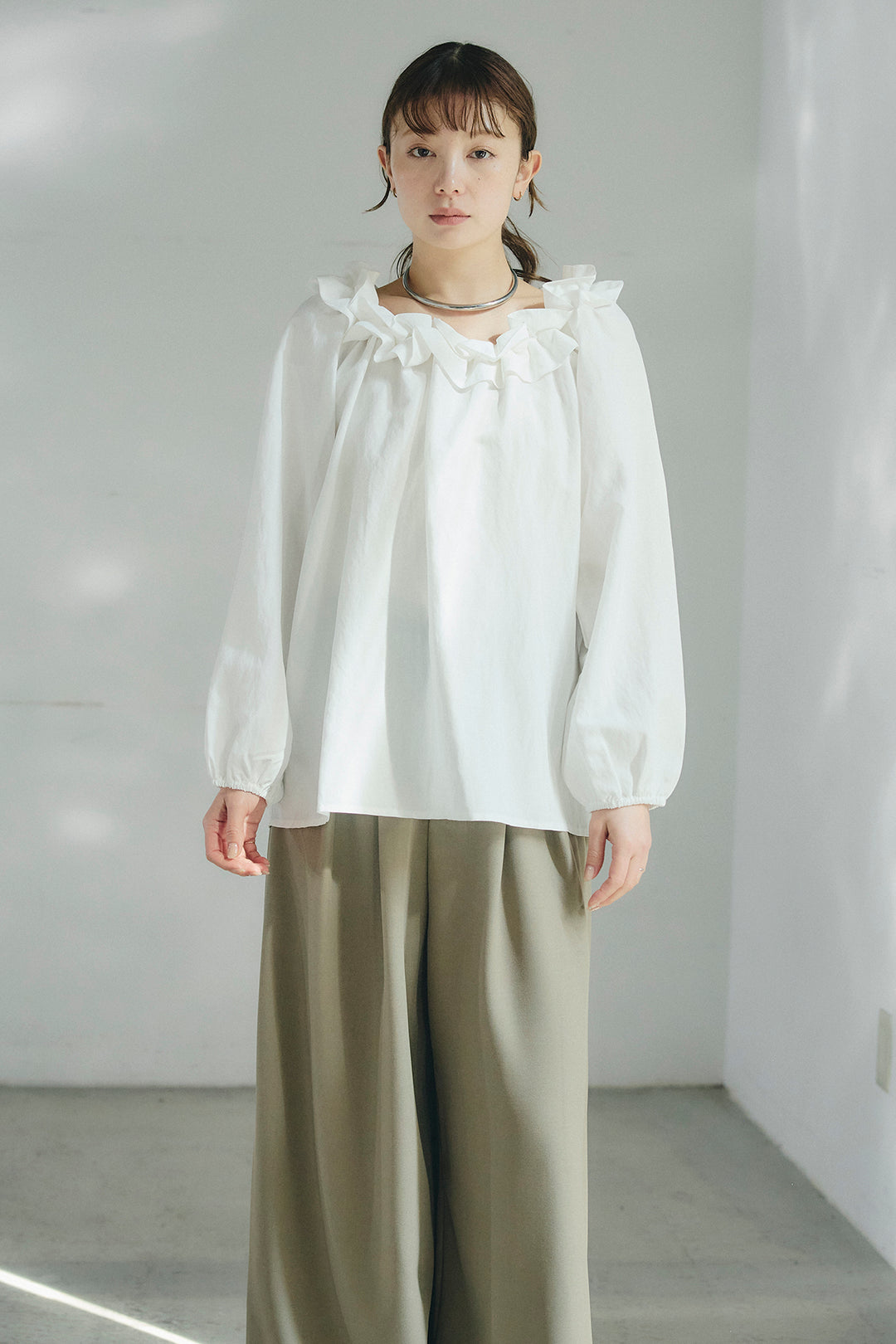 [SET]ネックフリルデザインブラウス+撥水ジョガーパンツ(2set)