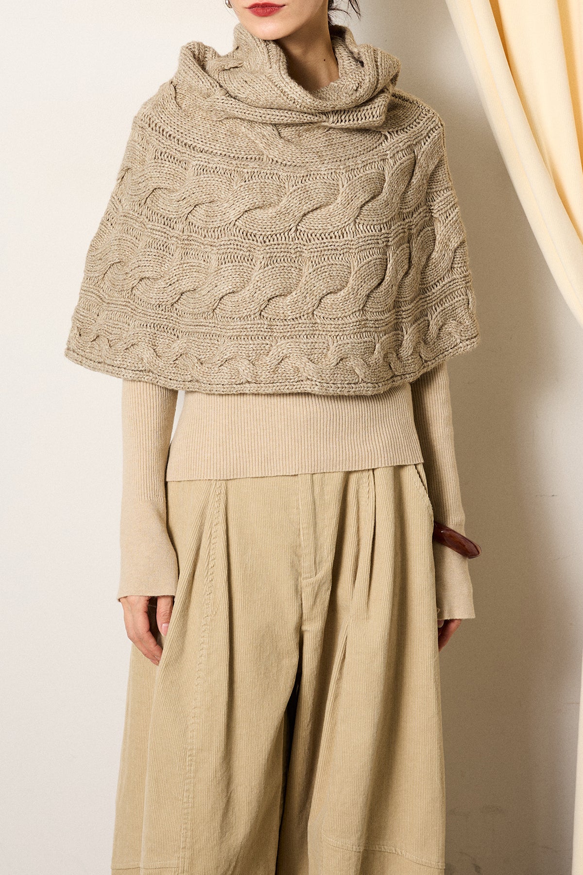 ケーブル編みケープレイヤードニット – ESICA