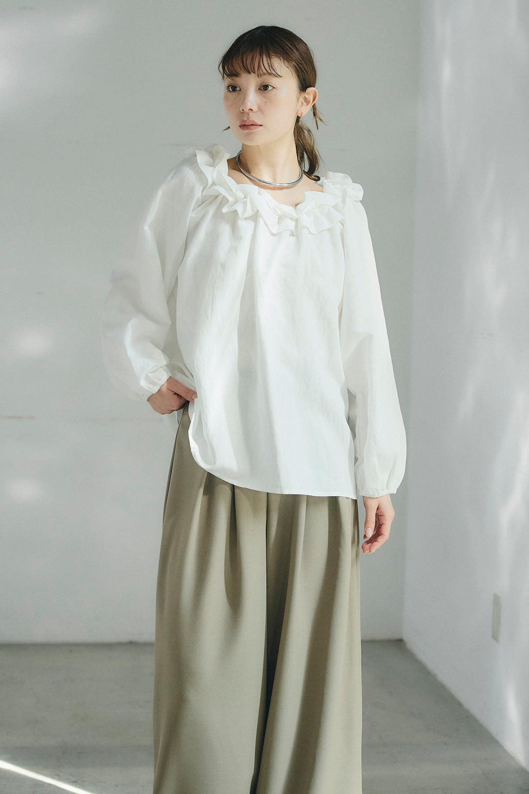 [SET]ネックフリルデザインブラウス+ベルト付きツータックワイドパンツ(2set)