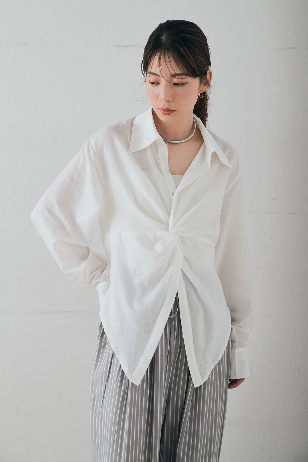 裾巻きツイストデザインシャツ