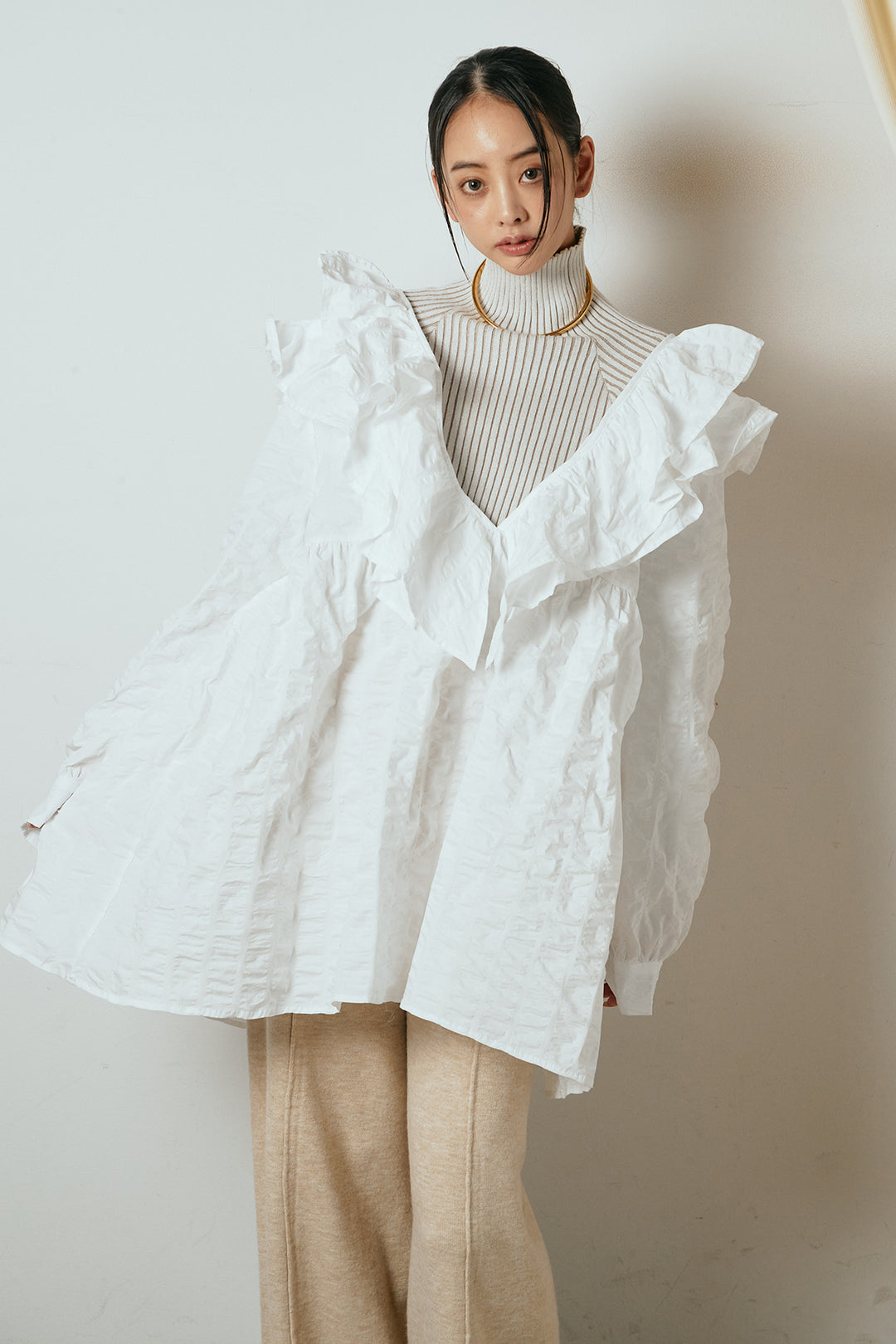 [SET]Vネックフリルカラーブラウス+ツイルスプリングカラータックパンツ+ストレッチレースクルーネックインナー(3set)