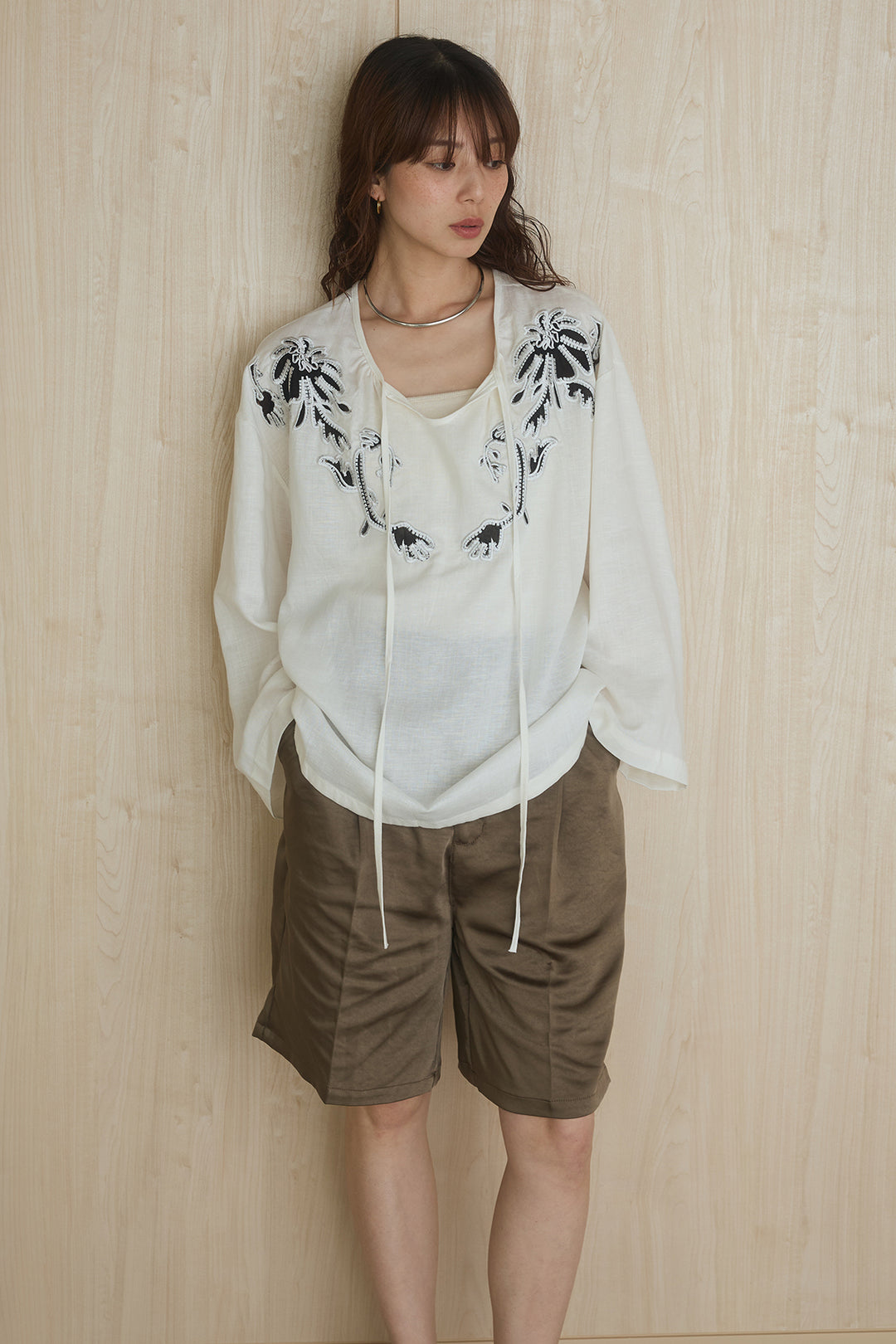 麻混フラワー刺繍柄ブラウス