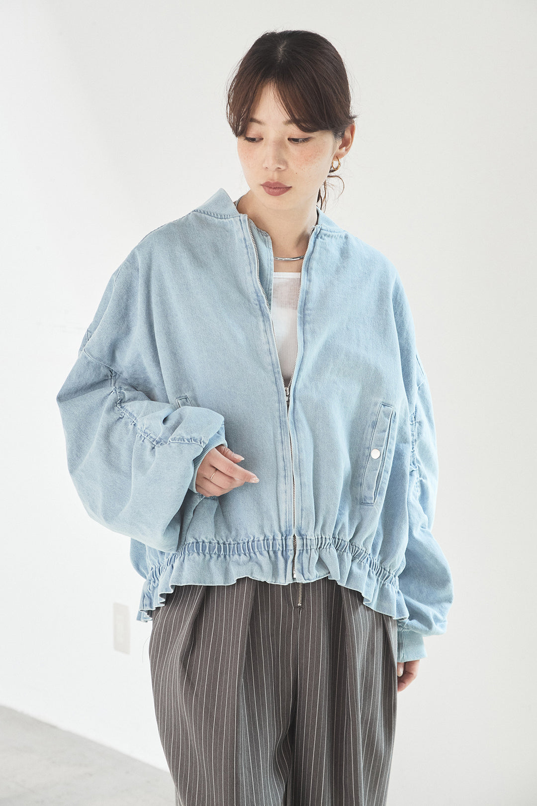 袖シャーリング裾フリルデニムブルゾン