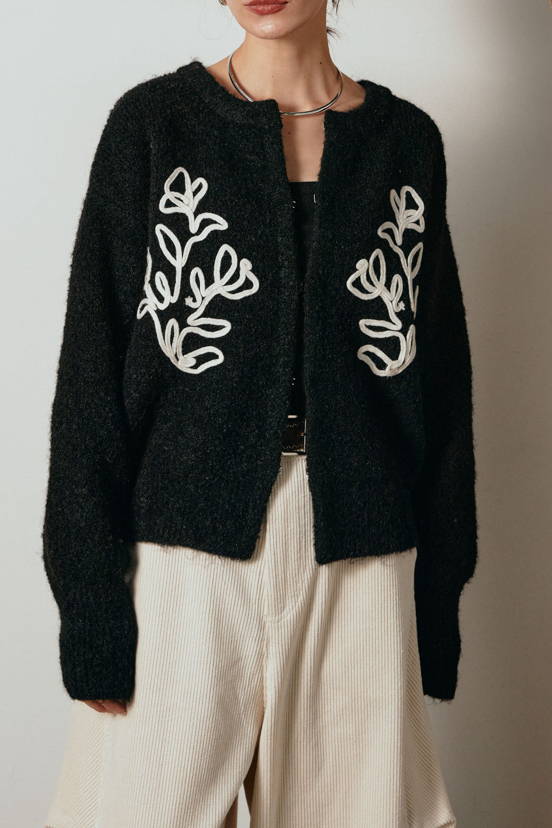 テープ刺繍ニットカーディガン