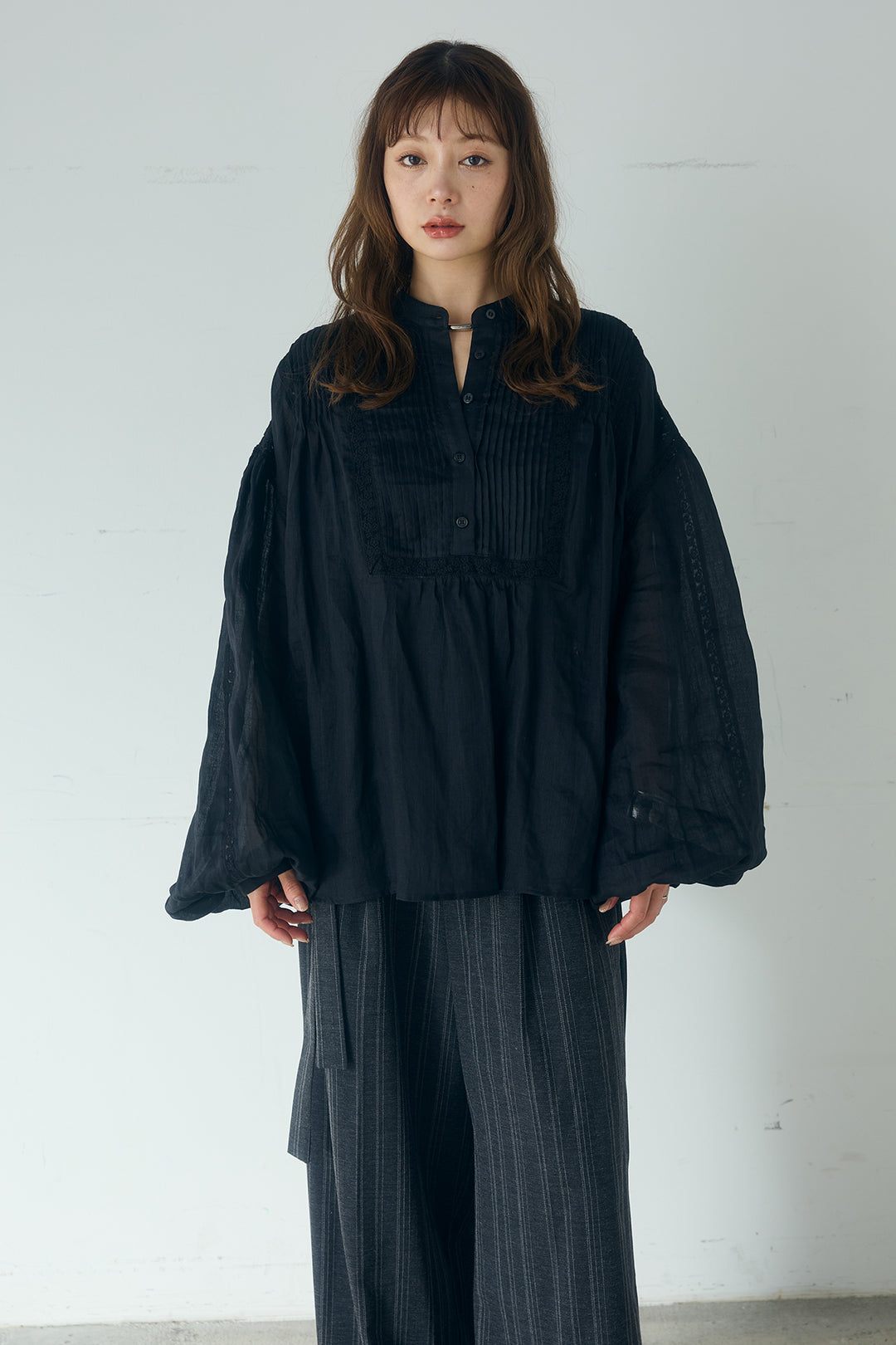 [SET]レース刺繍ラインバンドカラーシャツ+リネン混サイドベルトパンツ(2set)