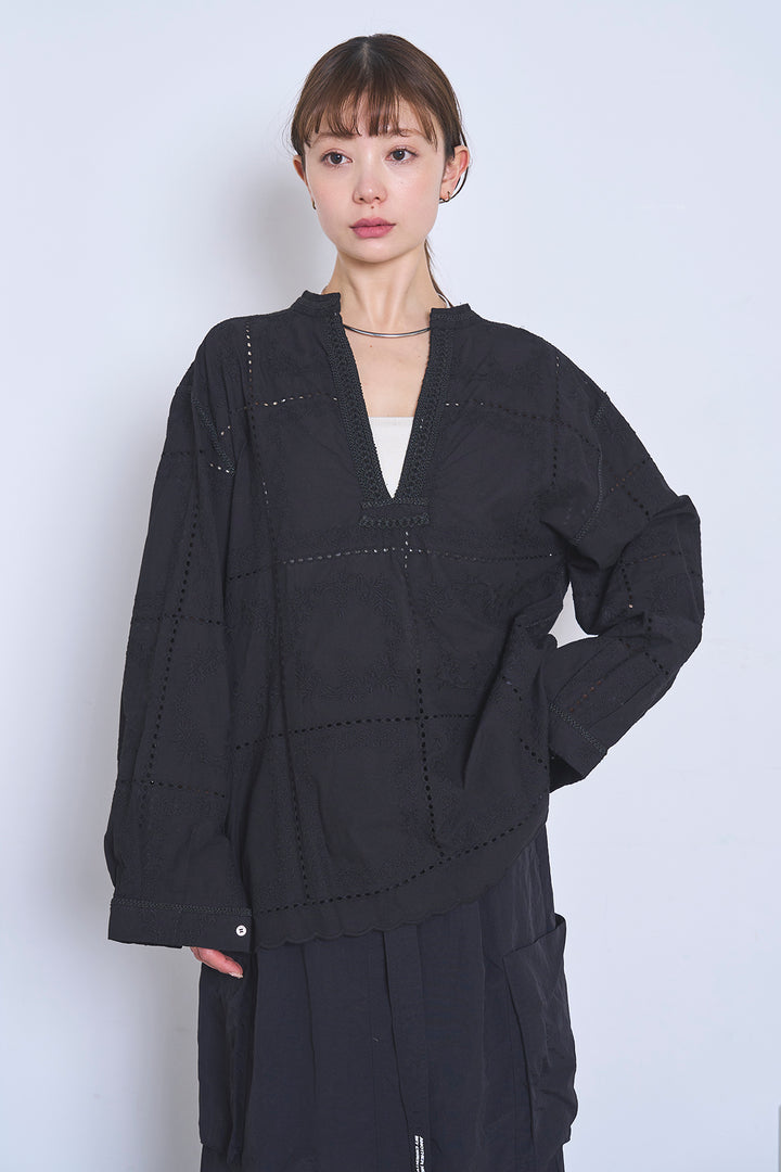 深V刺繍柄ブラウス