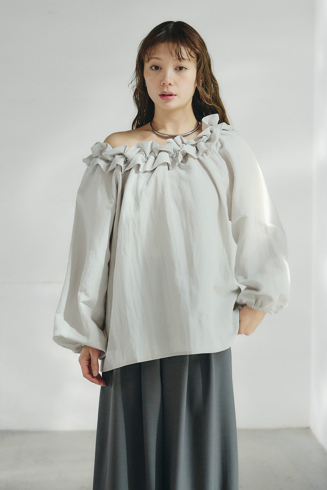 [SET]ネックフリルデザインブラウス+ウエスト裁ち切りデニムワイドパンツ(2set)