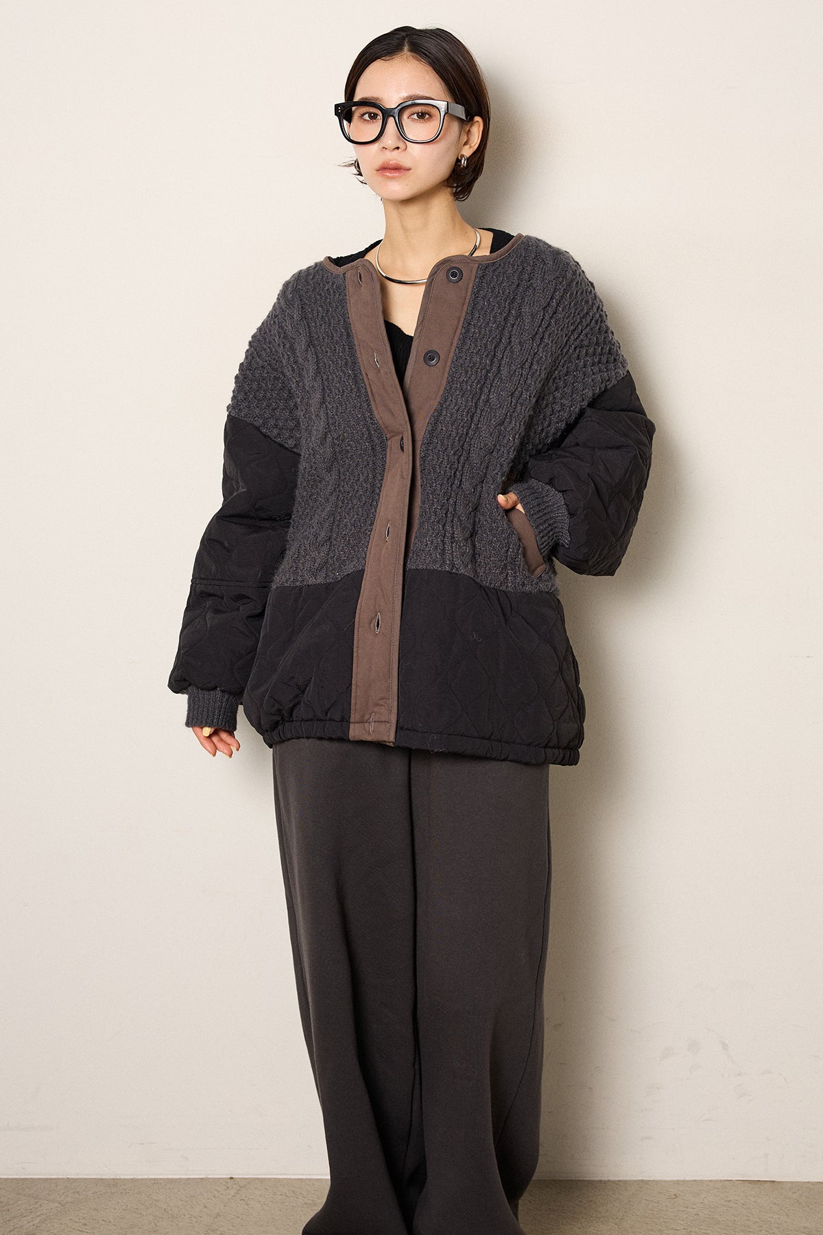 即納】アラン編みニットノーカラー裾キルティングブルゾン – ESICA