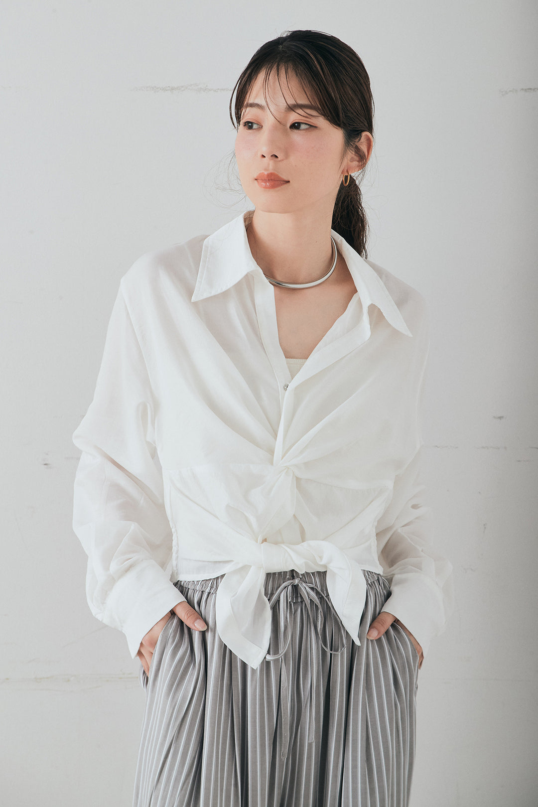 [SET]裾巻きツイストデザインシャツ+ベルト付きサイドタックワイドパンツ(2set)