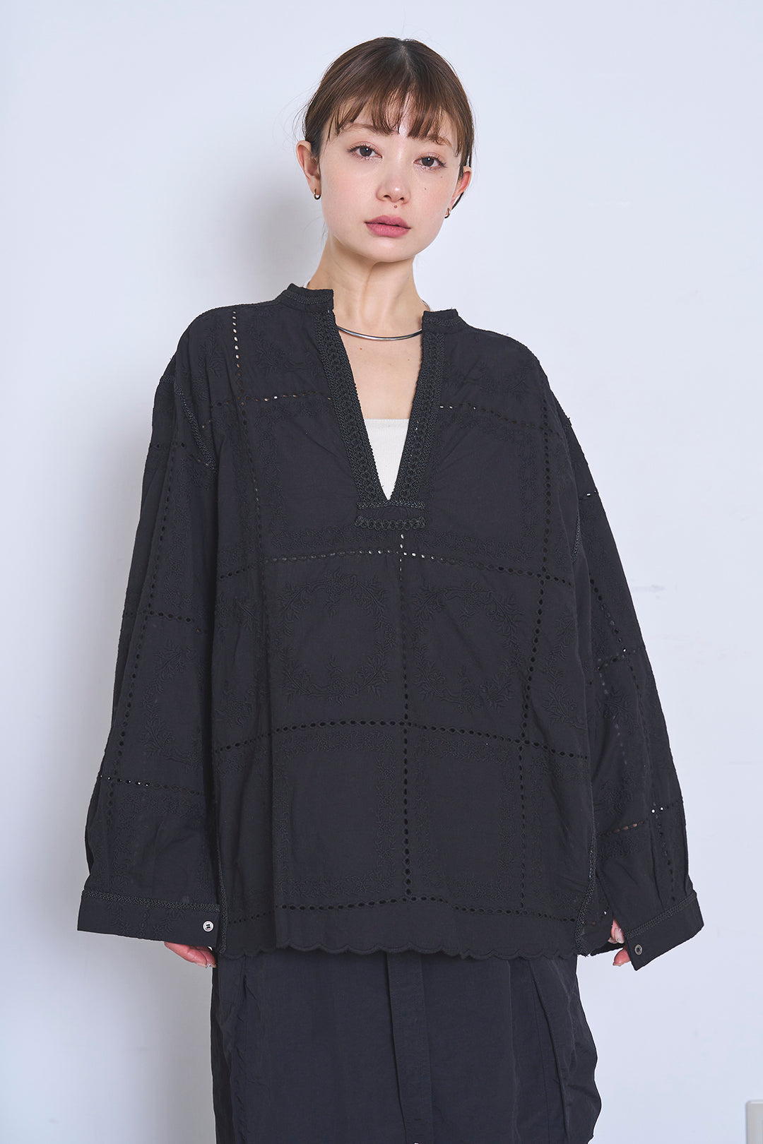 深V刺繍柄ブラウス