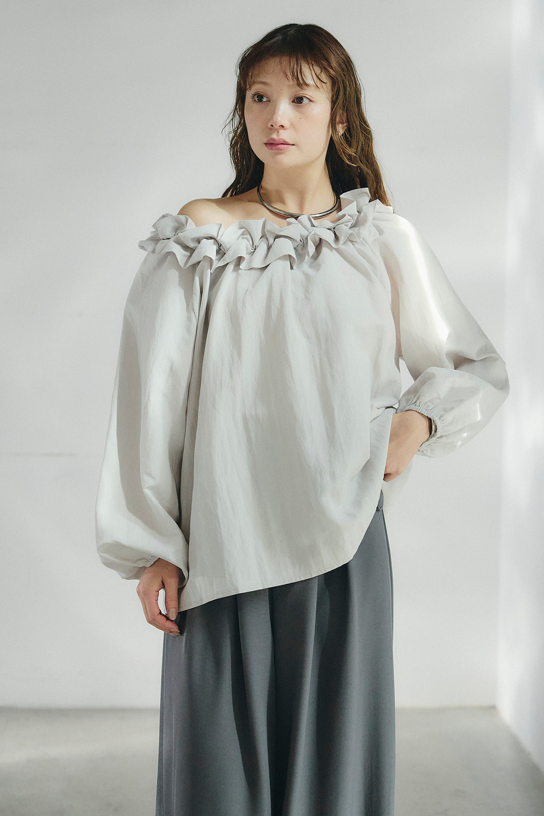 ネックフリルデザインブラウス