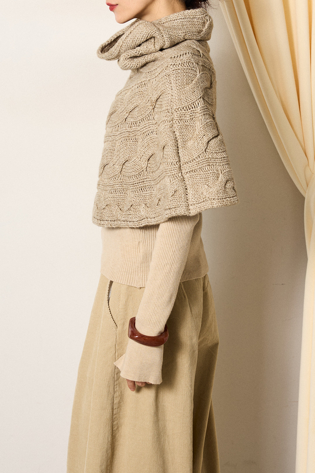 ケーブル編みケープレイヤードニット