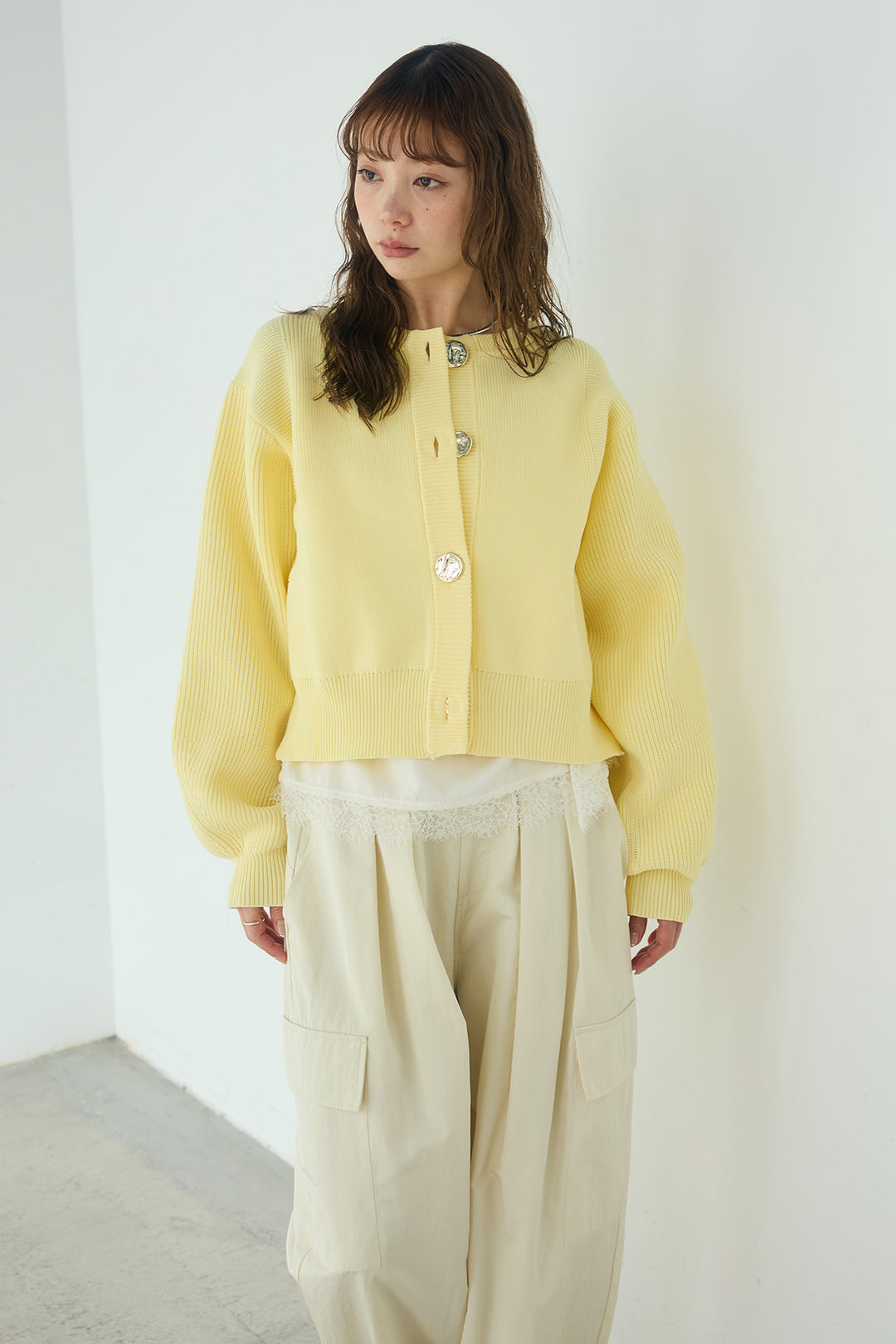 [SET]スポンディッシュBIGボタンクルーネックカーディガン+撥水ジョガーパンツ+ブロード切り替えぺプラムタンク(3set)