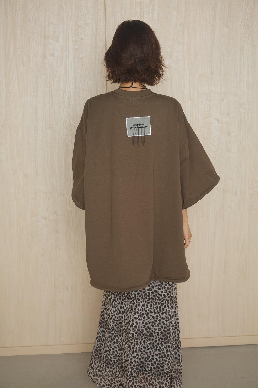 バックワンポイントデザインオーバーTシャツ