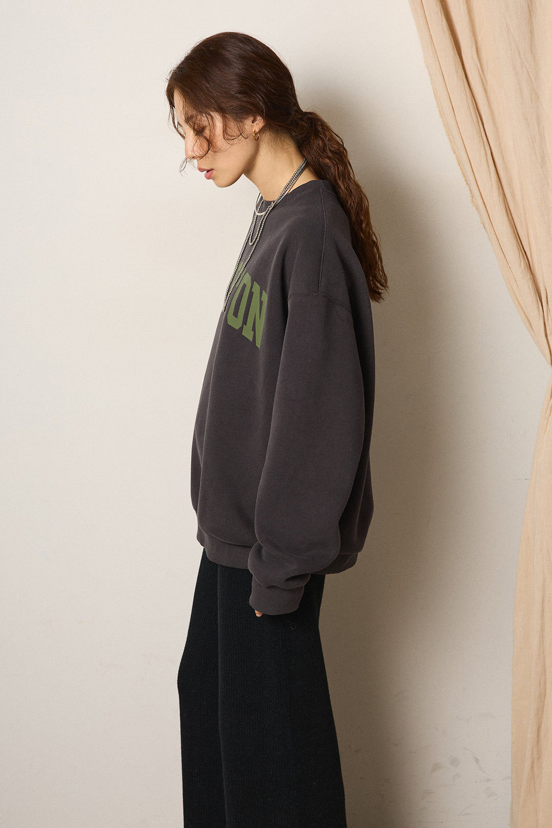 [SET]ロゴデザインルーズスウェット+レースサテンキャミソール+ワイドリブニットイージーパンツ(3set)