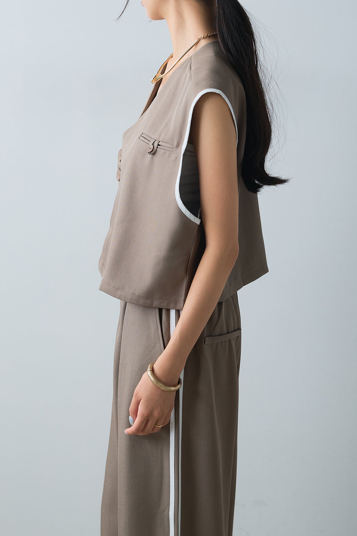 【AAKASHA】アーカシャ　アシンメトリー　キルティング ジレ AAKASHA】アーカシャ アシンメトリー キルティング ジレ（LA
