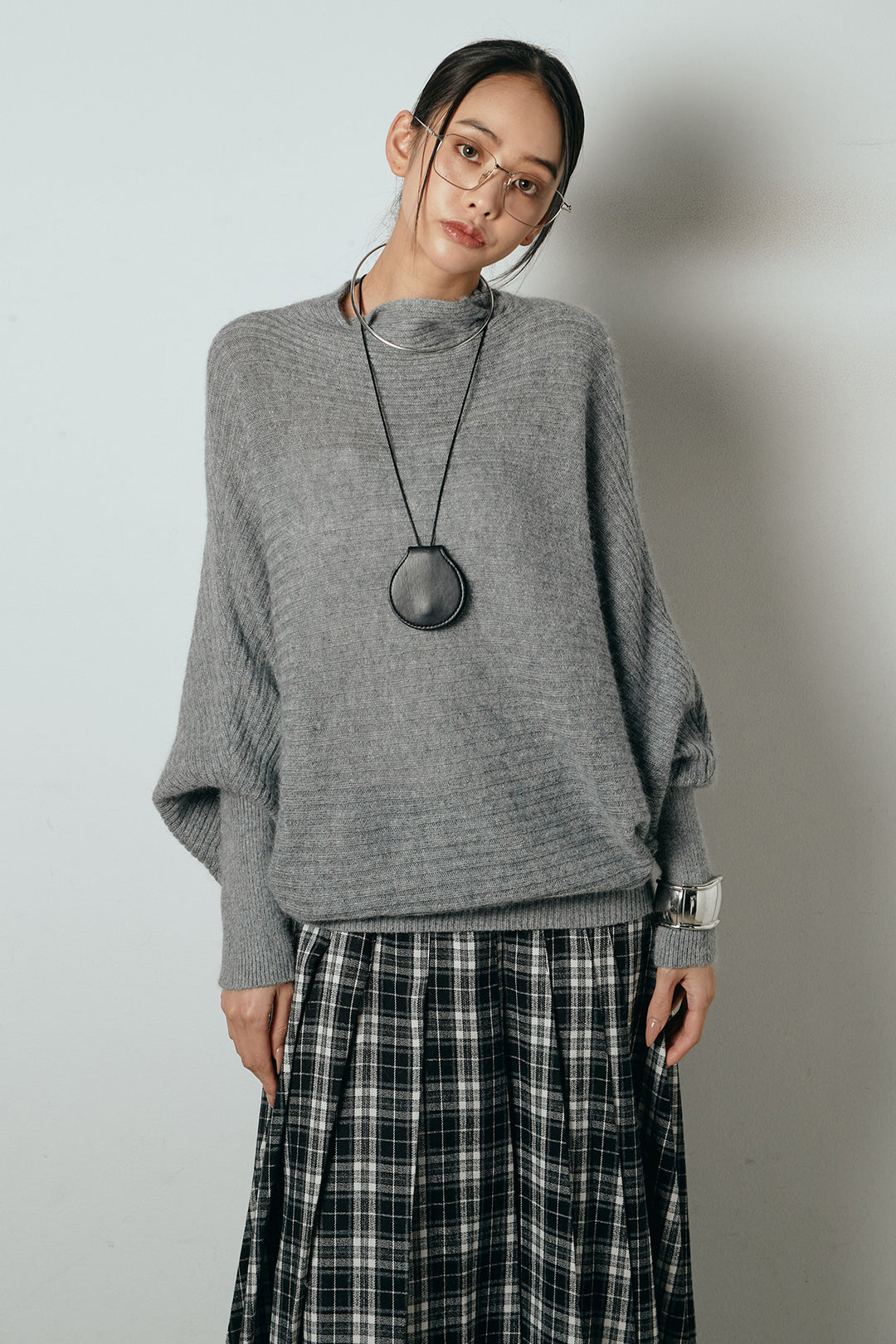 [SET]ポンチョシルエット透かしニットトップス+ベルト付きタータンチェックプリーツスカート(2set)