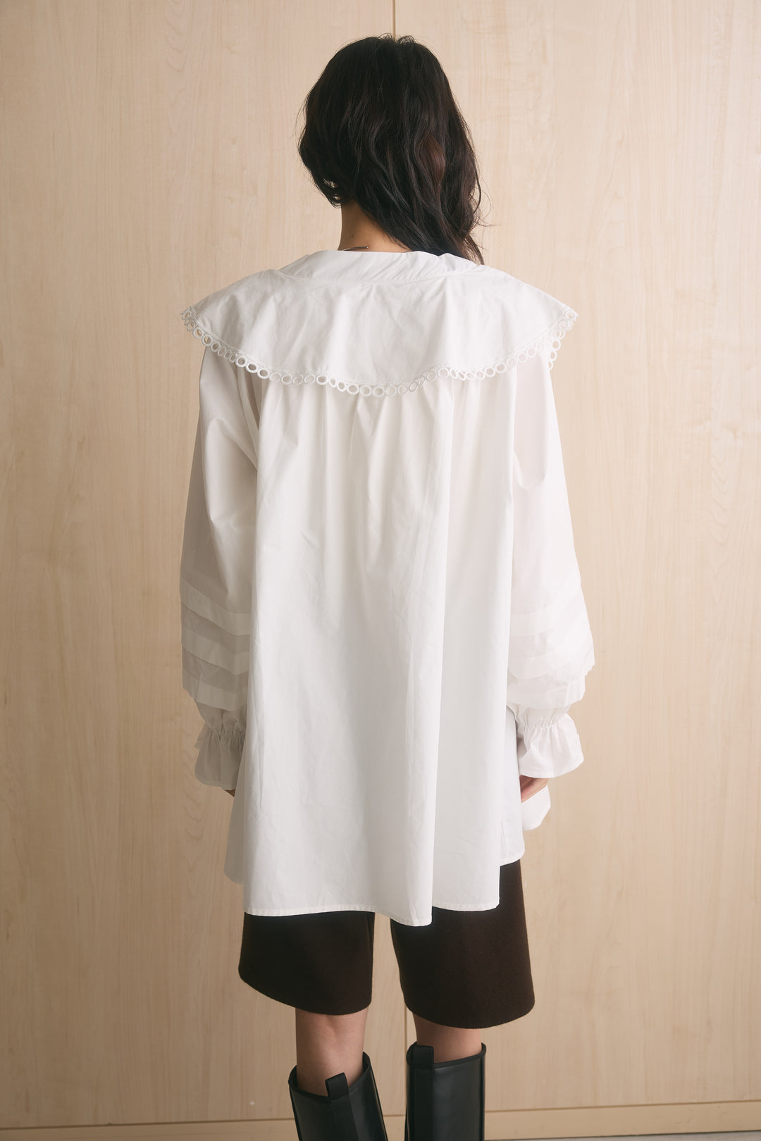 レースフリル付きVネックブラウス