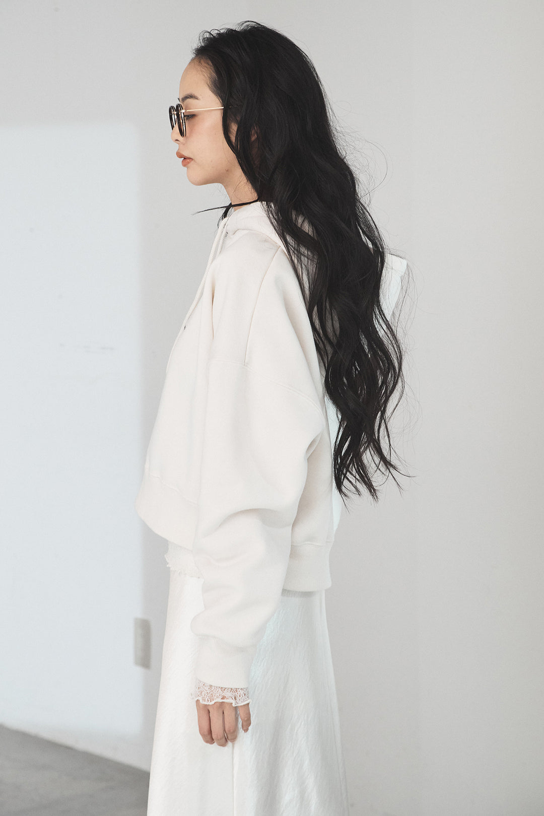 [SET]裏起毛レタリング刺繍フーディショートプルオーバー+ストレッチレースクルーネックインナー+裾レースデザインサテンスカート(3set)