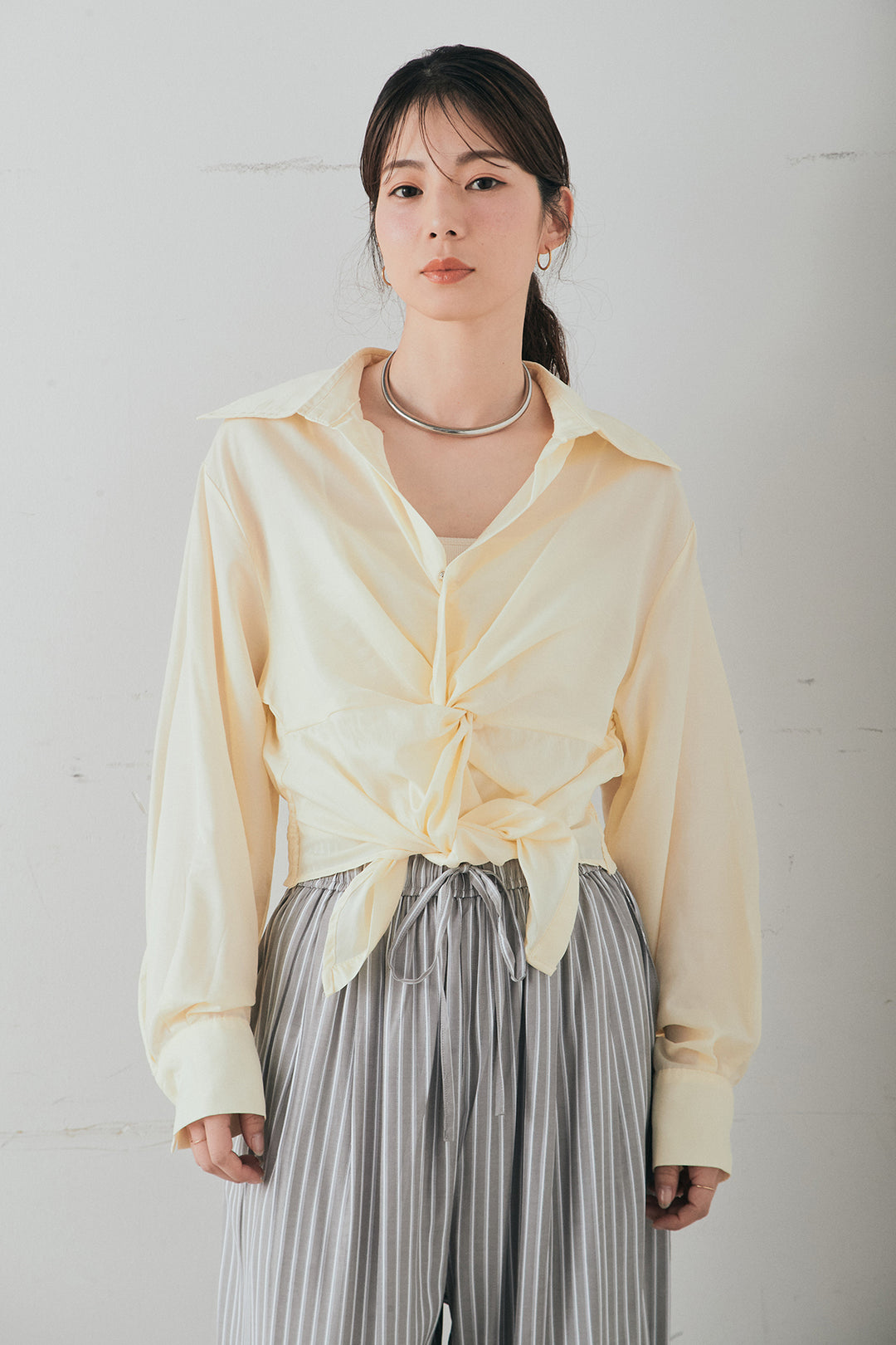 [SET]裾巻きツイストデザインシャツ+レーヨンストライプイージーワイドパンツ(2set)