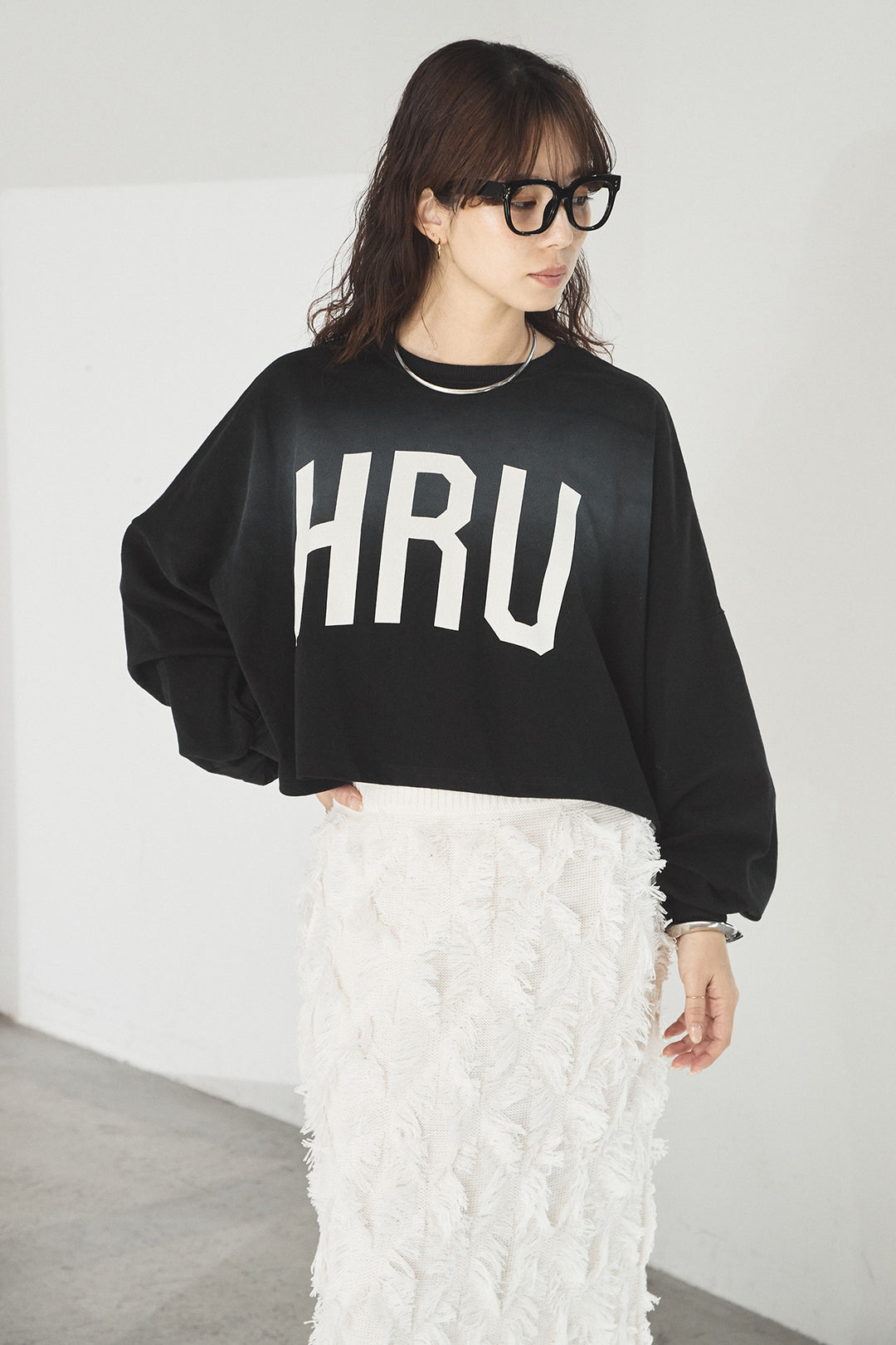 [SET]ビッグロゴHRU袖ボリュームトップス+カットフリンジニットタイトスカート(2set)