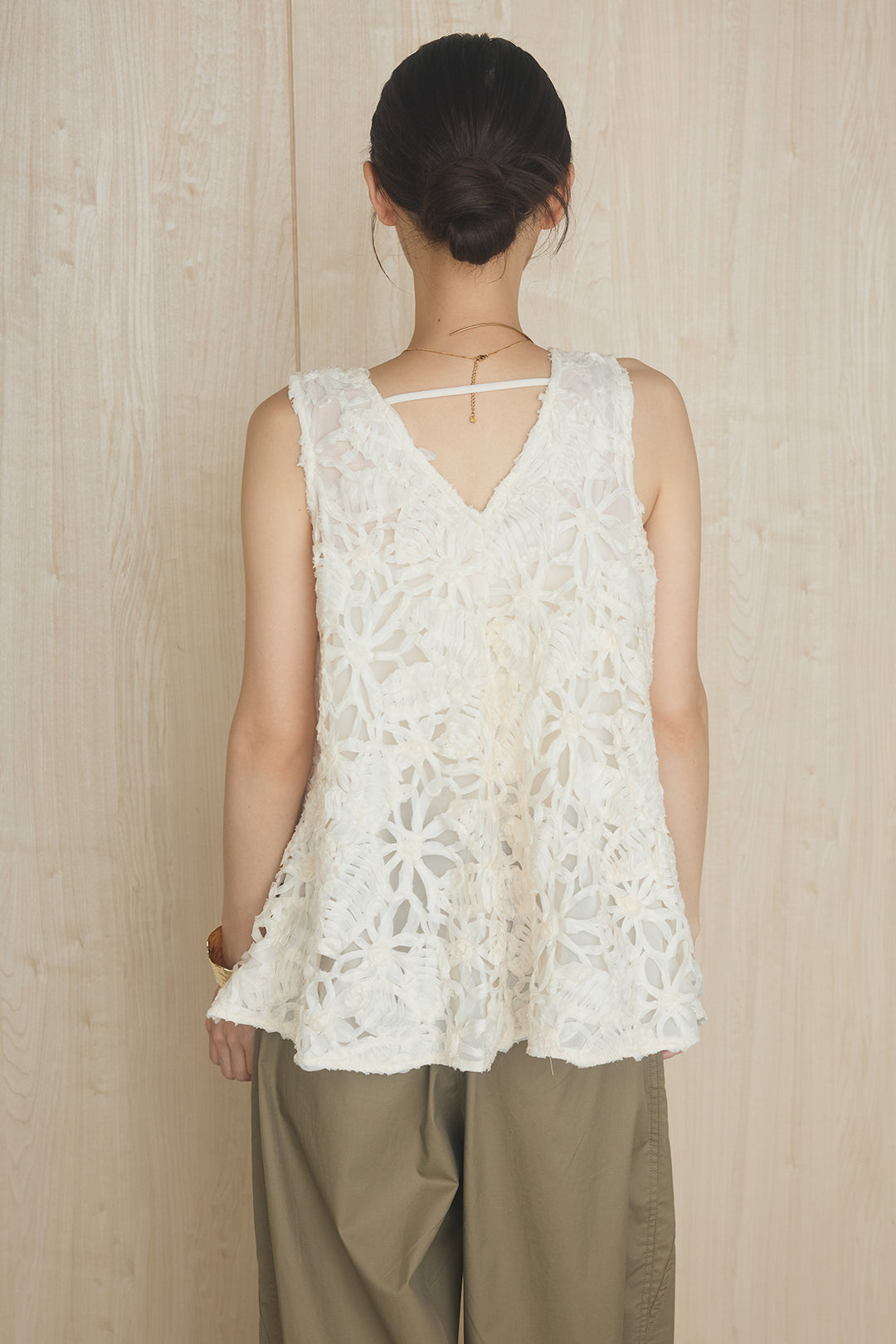立体フラワーノースリブラウス