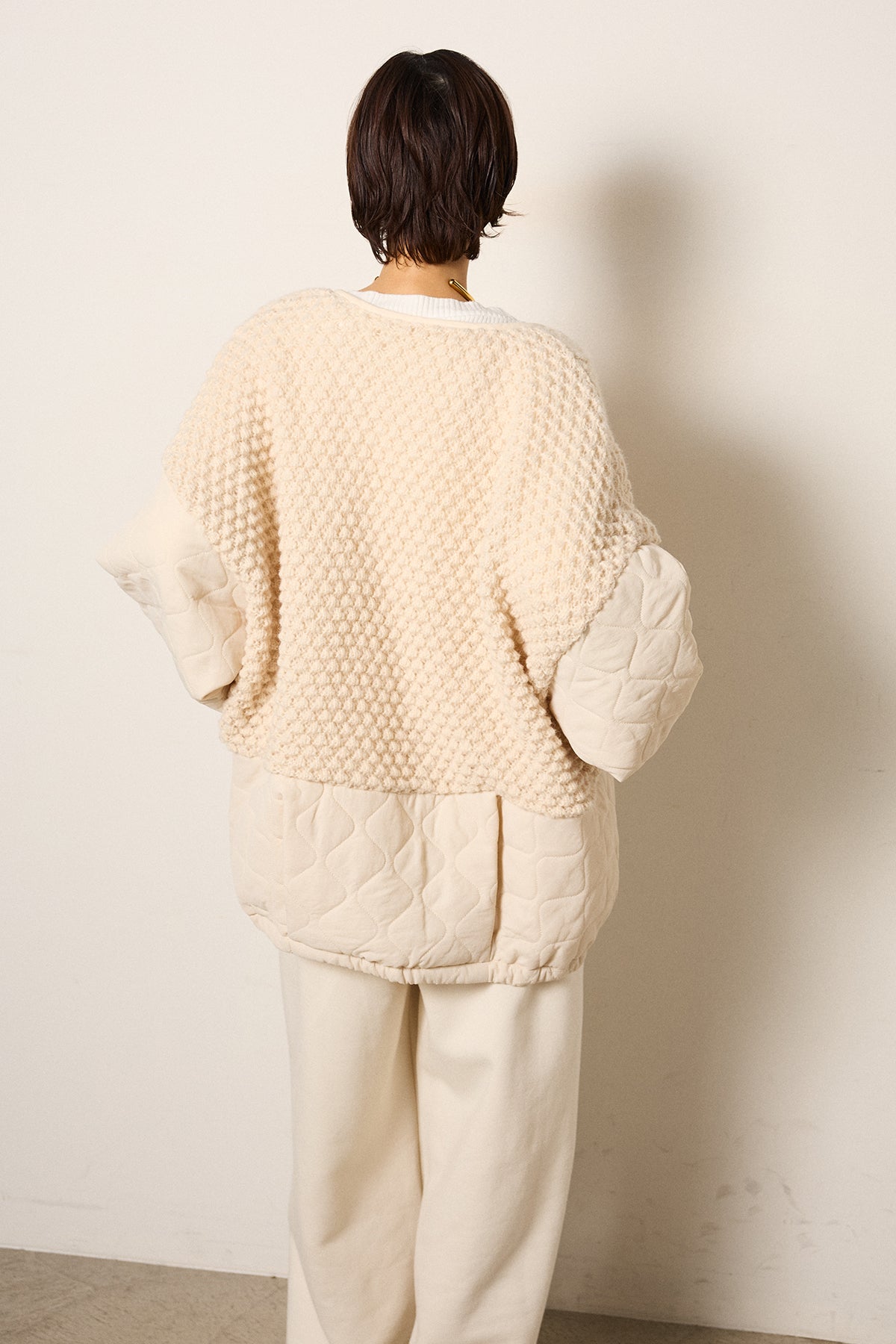即納】アラン編みニットノーカラー裾キルティングブルゾン – ESICA